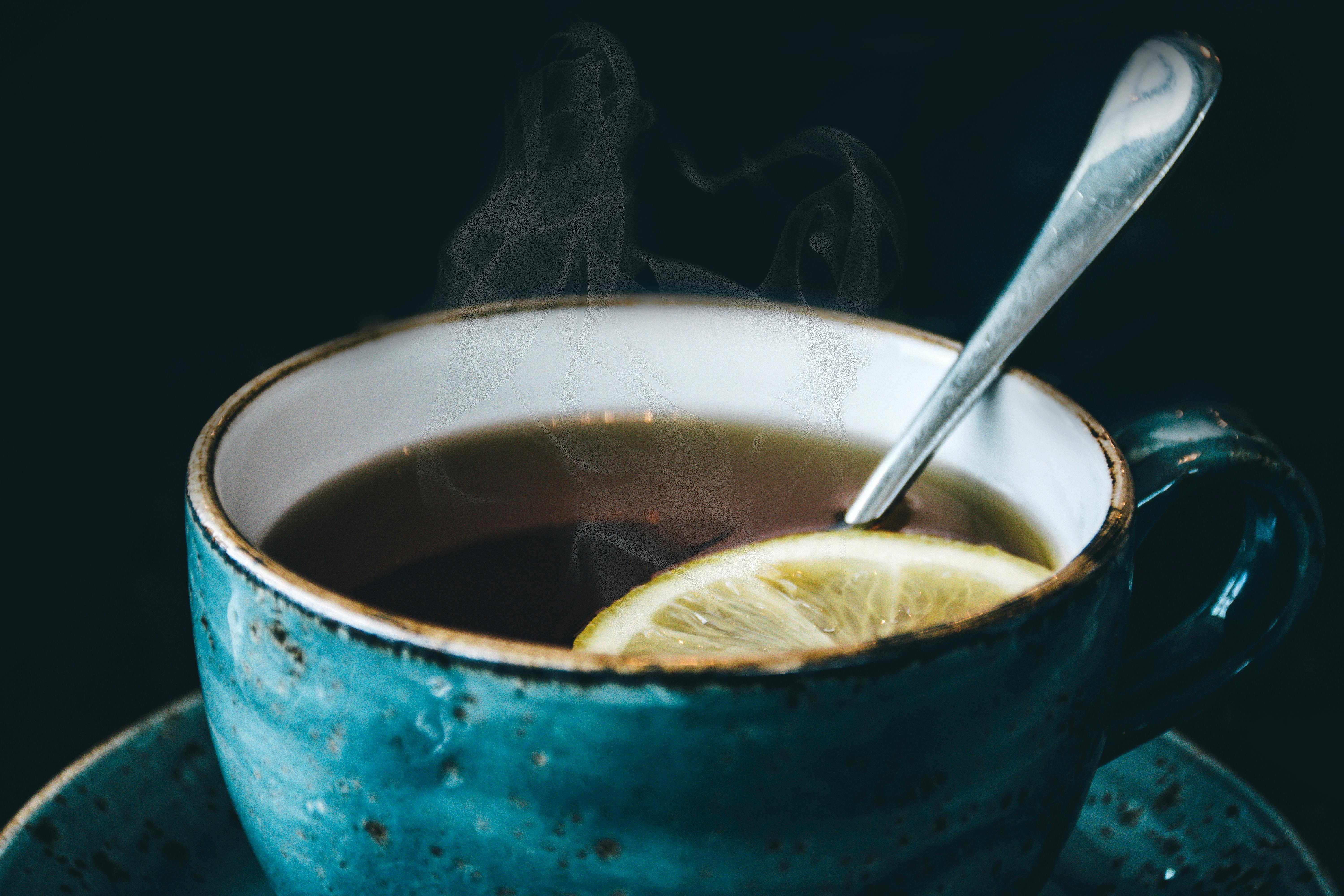 A cup of tea with a slice of lemon | Source: Pexels