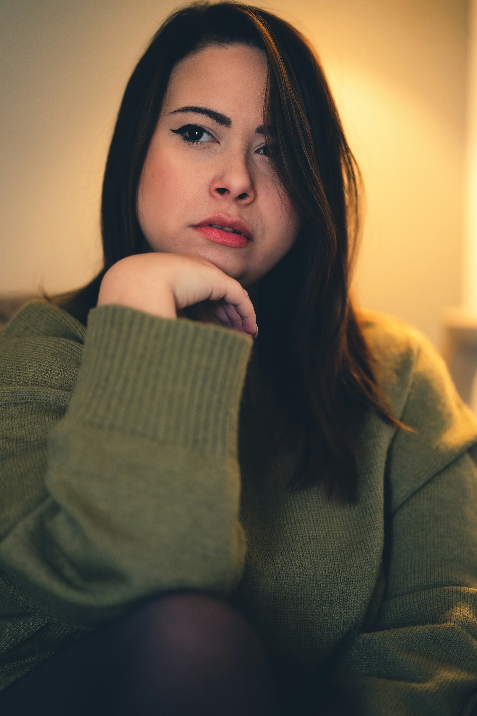 A confused-looking woman resting her chin on one hand | Source: Unsplash