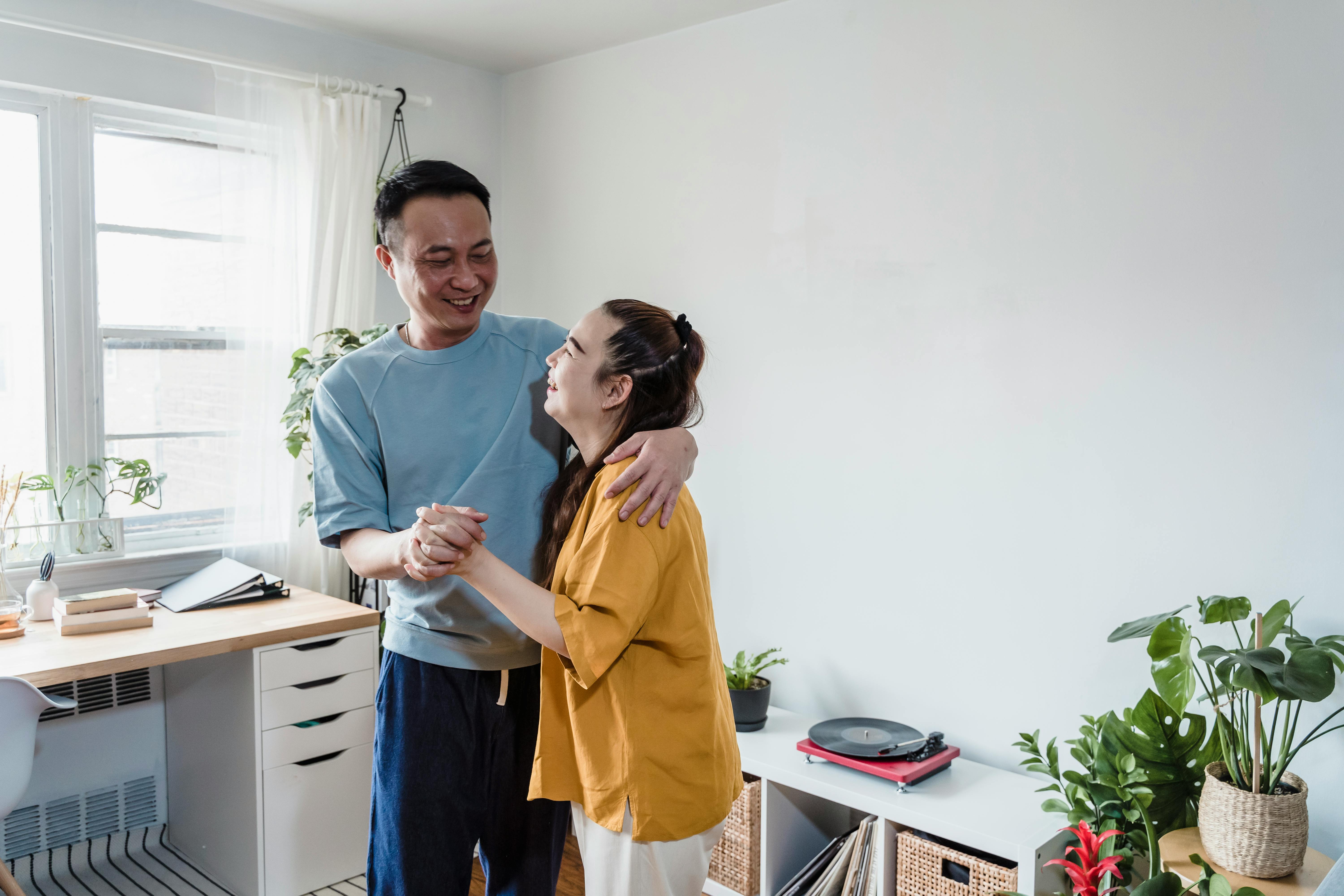 A couple pictured smiling | Source: Pexels
