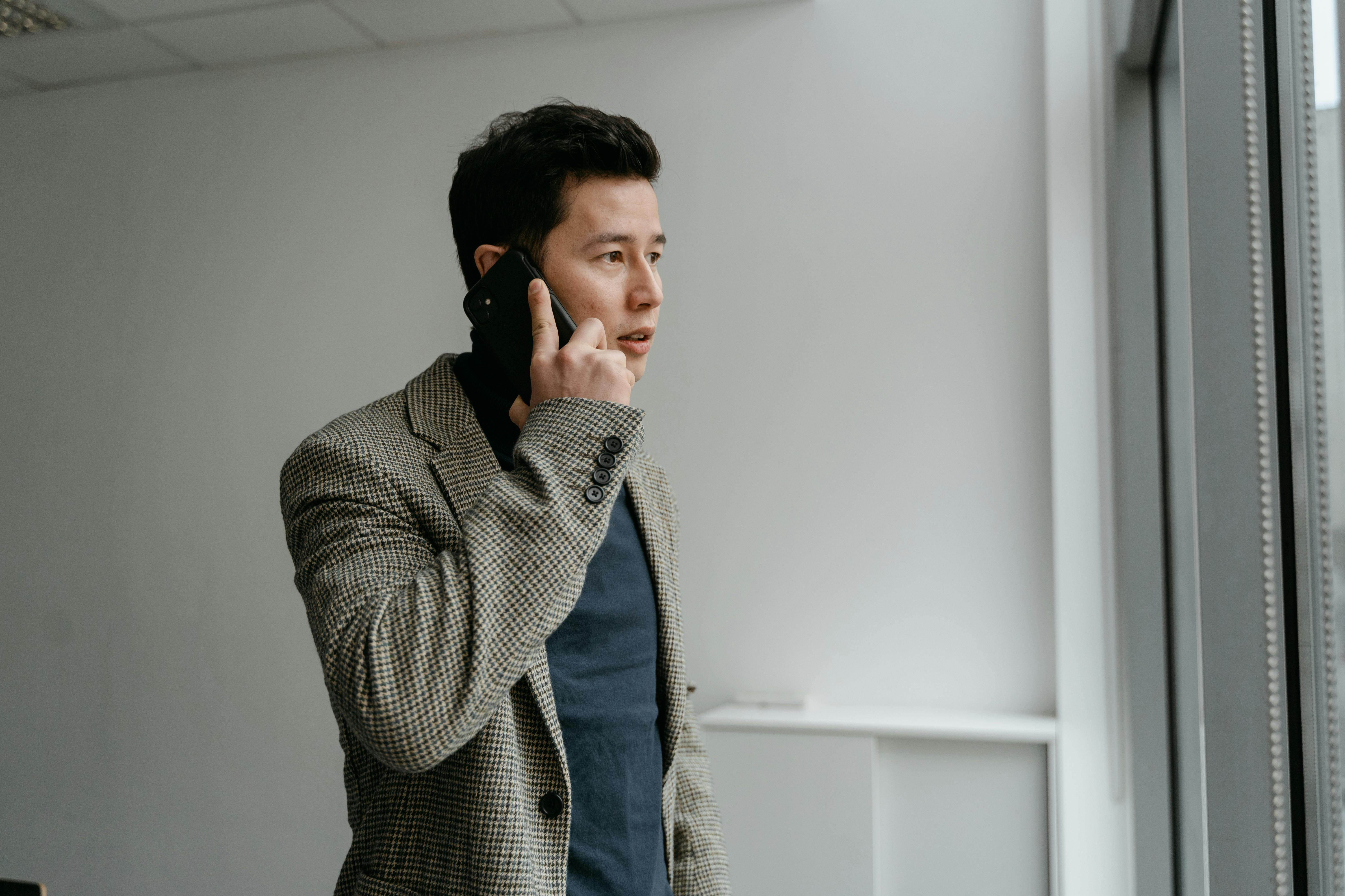 A man talking on a phone | Source: Pexels