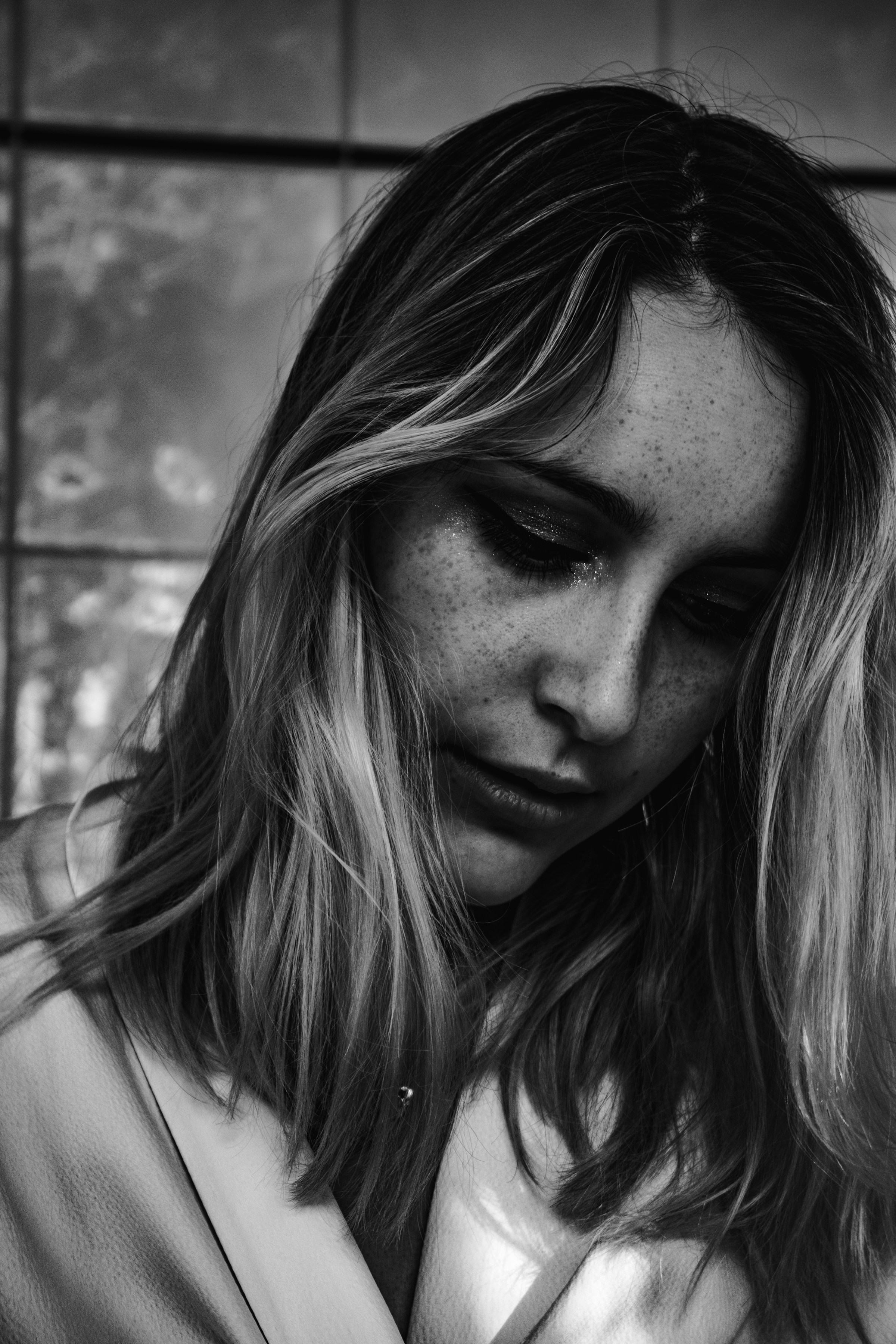 Grayscale photo of a distraught woman | Source: Unsplash