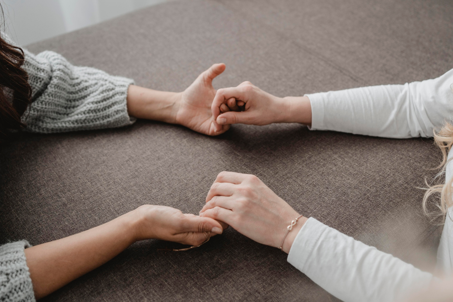 Two women holding their hands | Source: Freepik