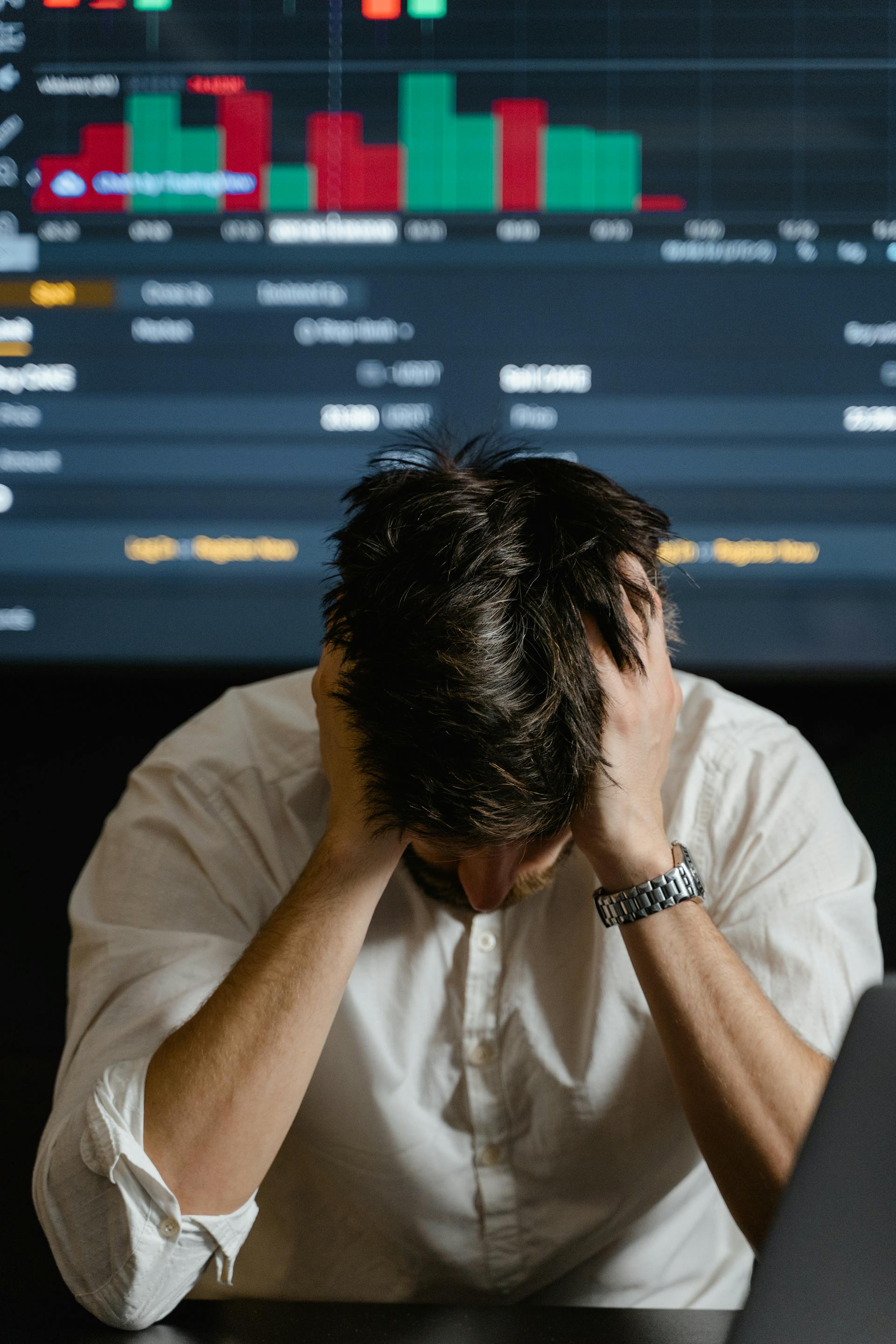 A man feeling stressed at work | Source: Pexels