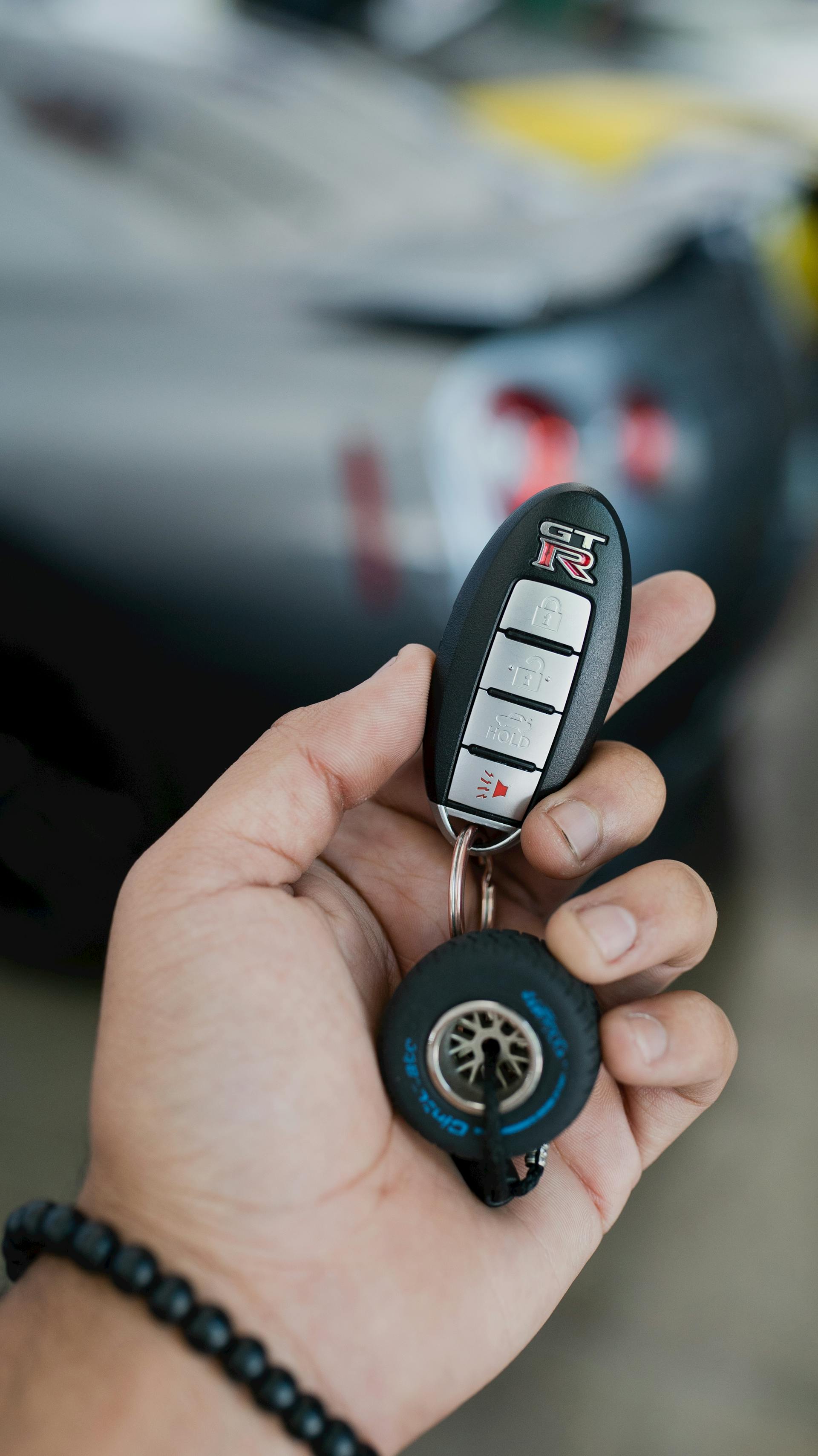 A close-up of a man holding his car key | Source: Pexels