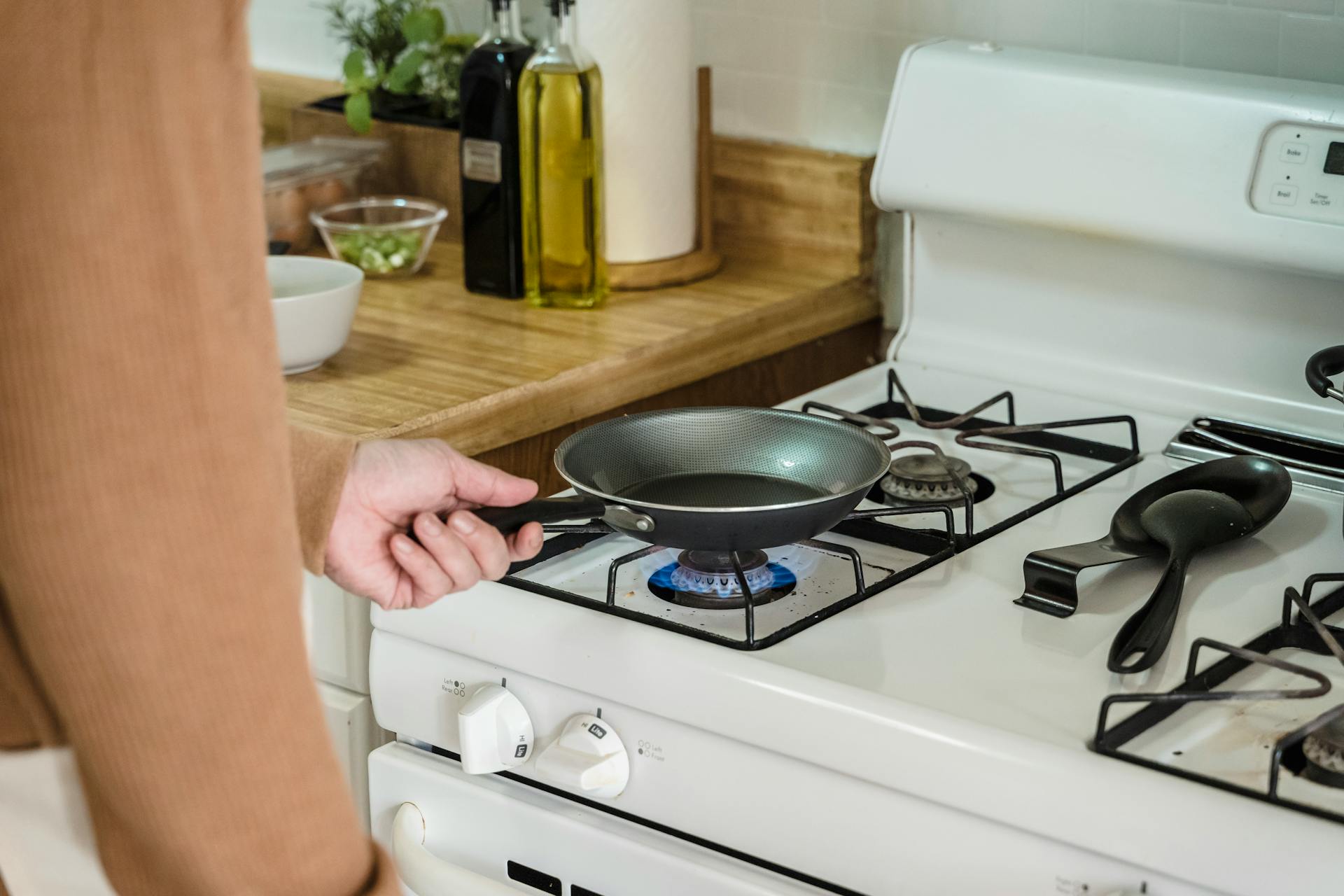 A man holding a frying pan | Source: Pexels
