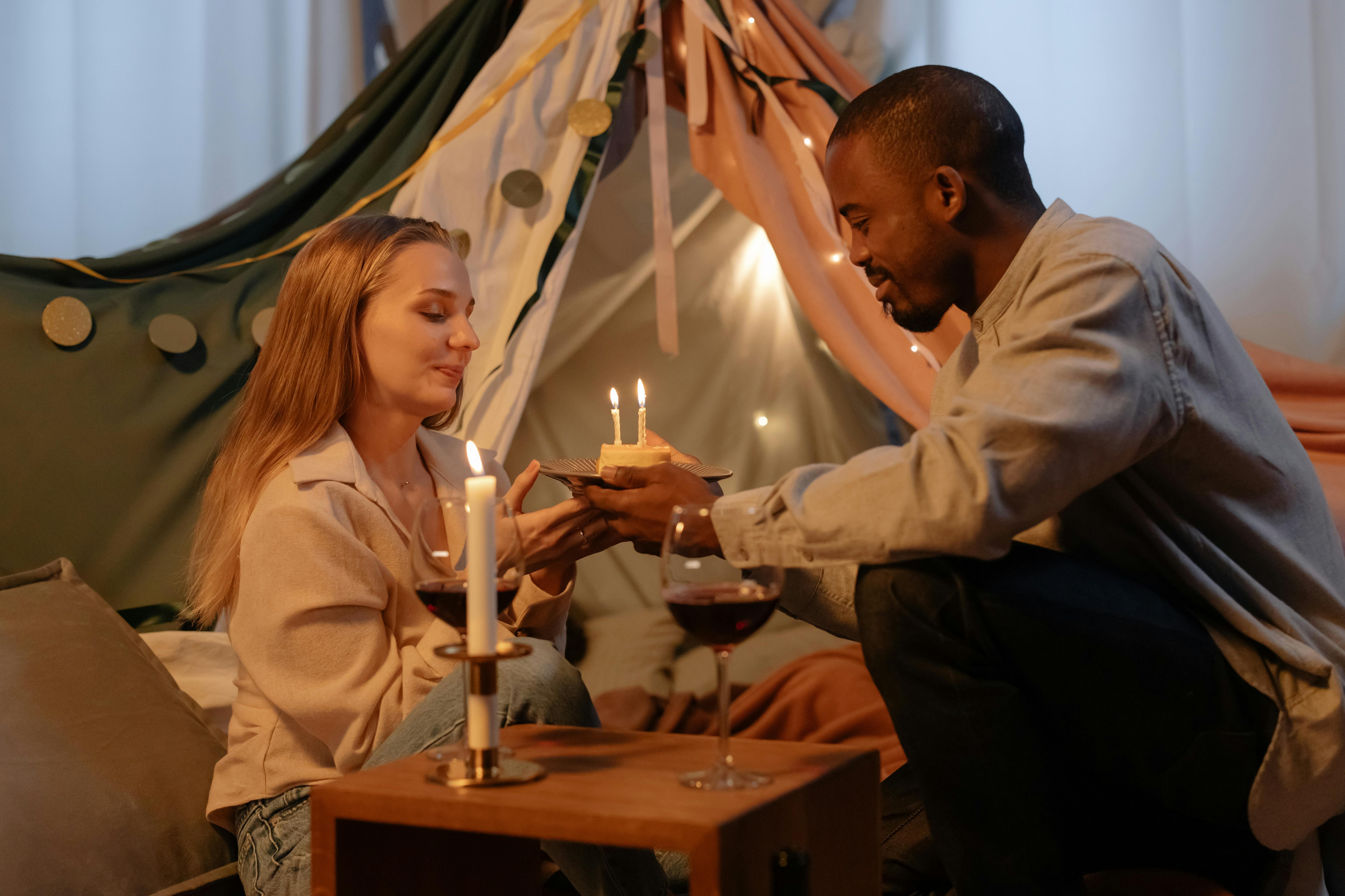 Couple holding a birthday cake | Source: Pexels