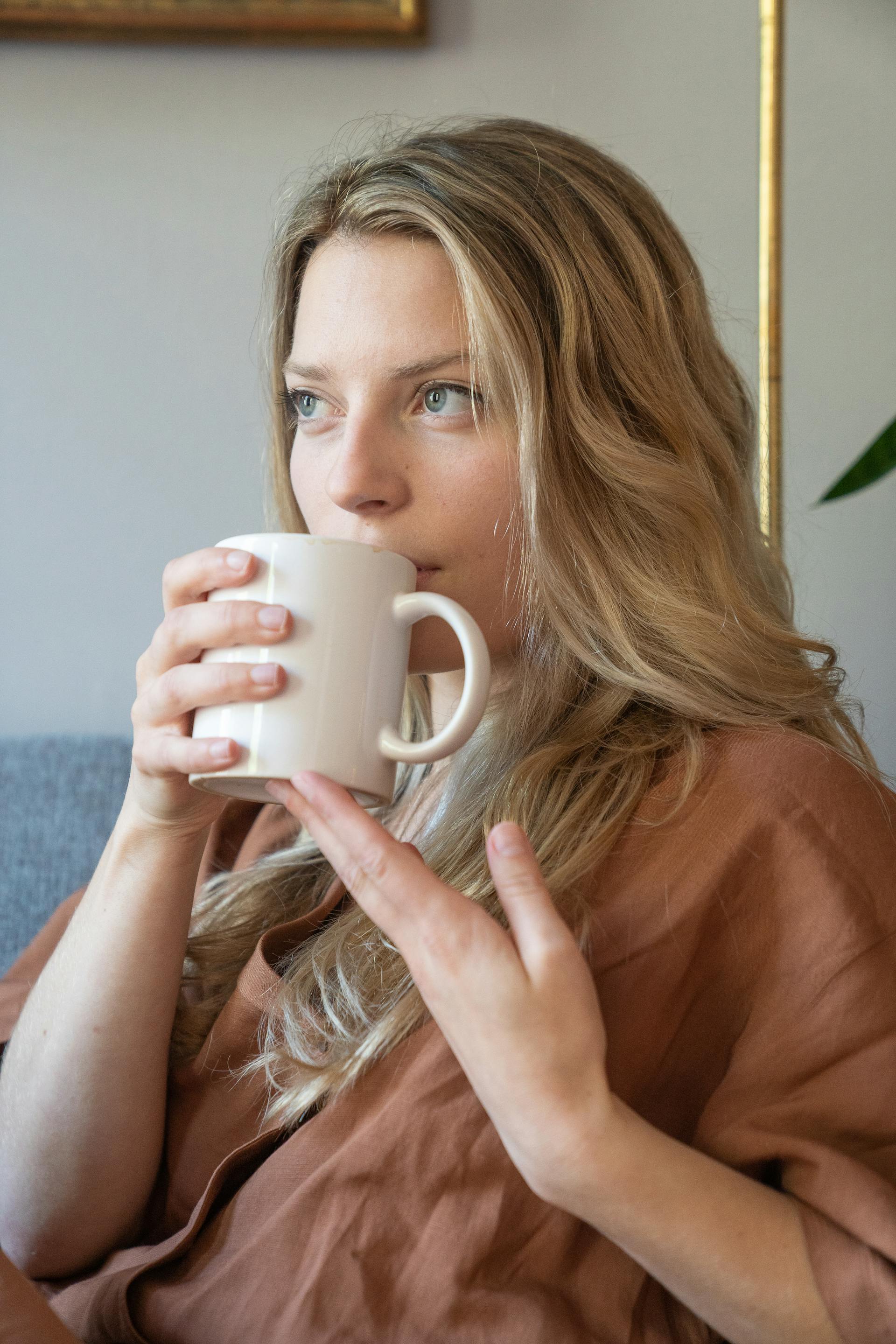 A woman drinking coffee | Source: Pexels
