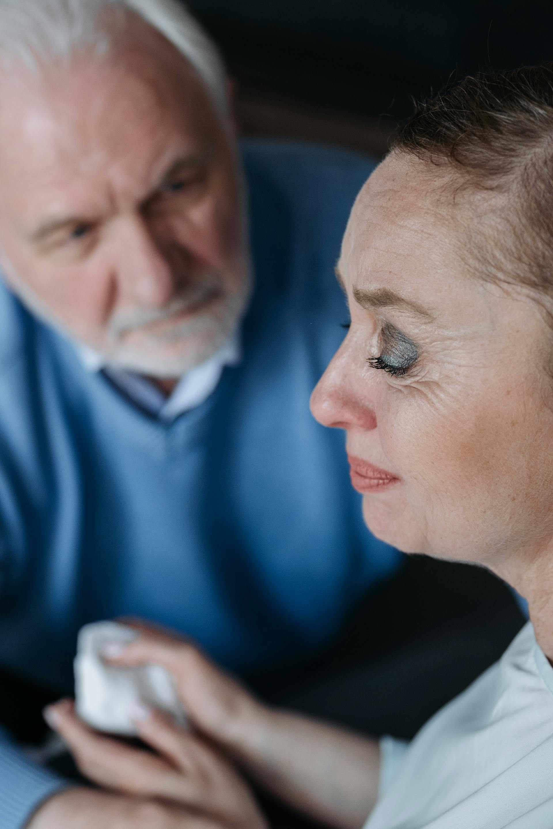 A man comforting a woman | Source: Pexels