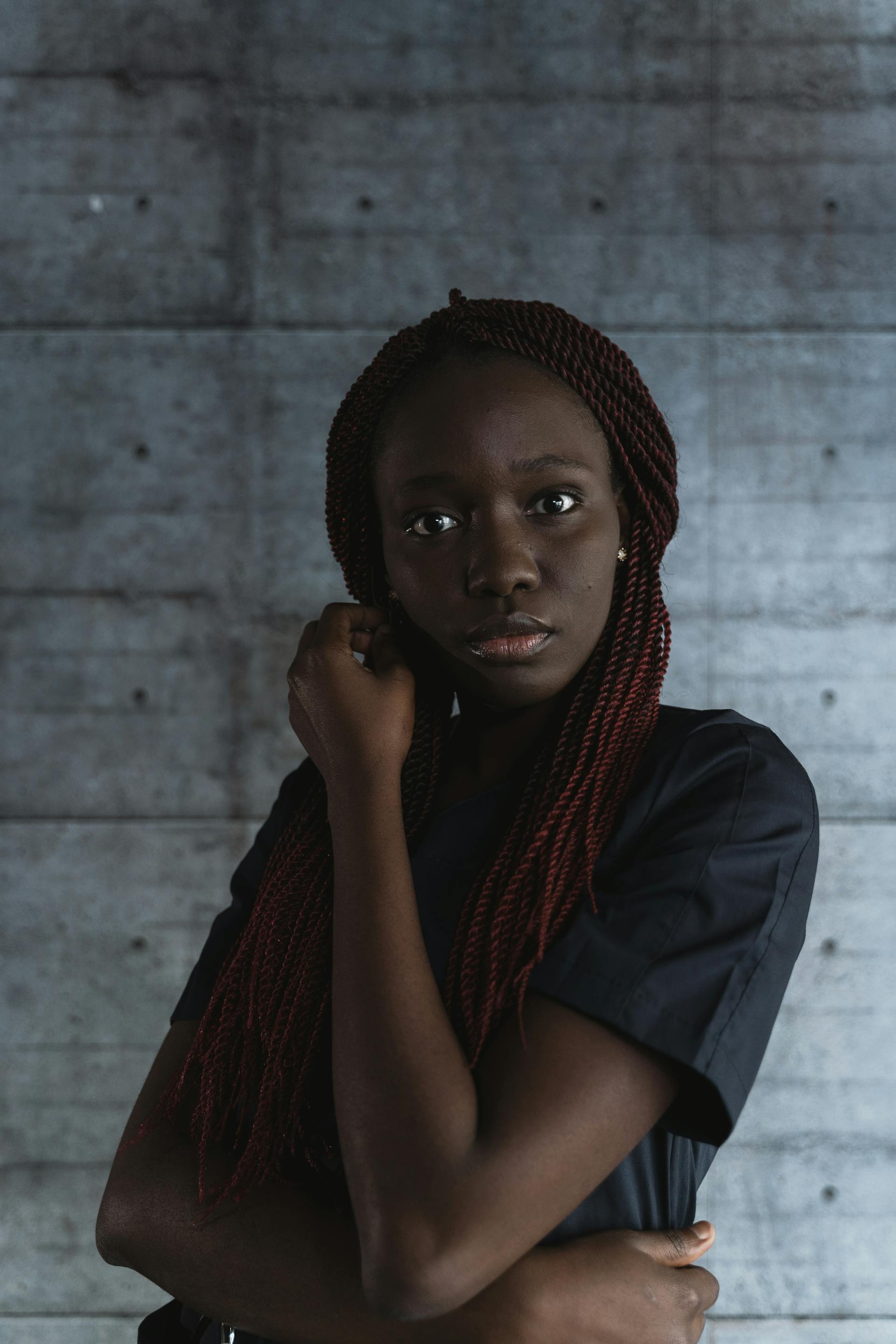 A woman standing with her arms crossed awkwardly | Source: Pexels