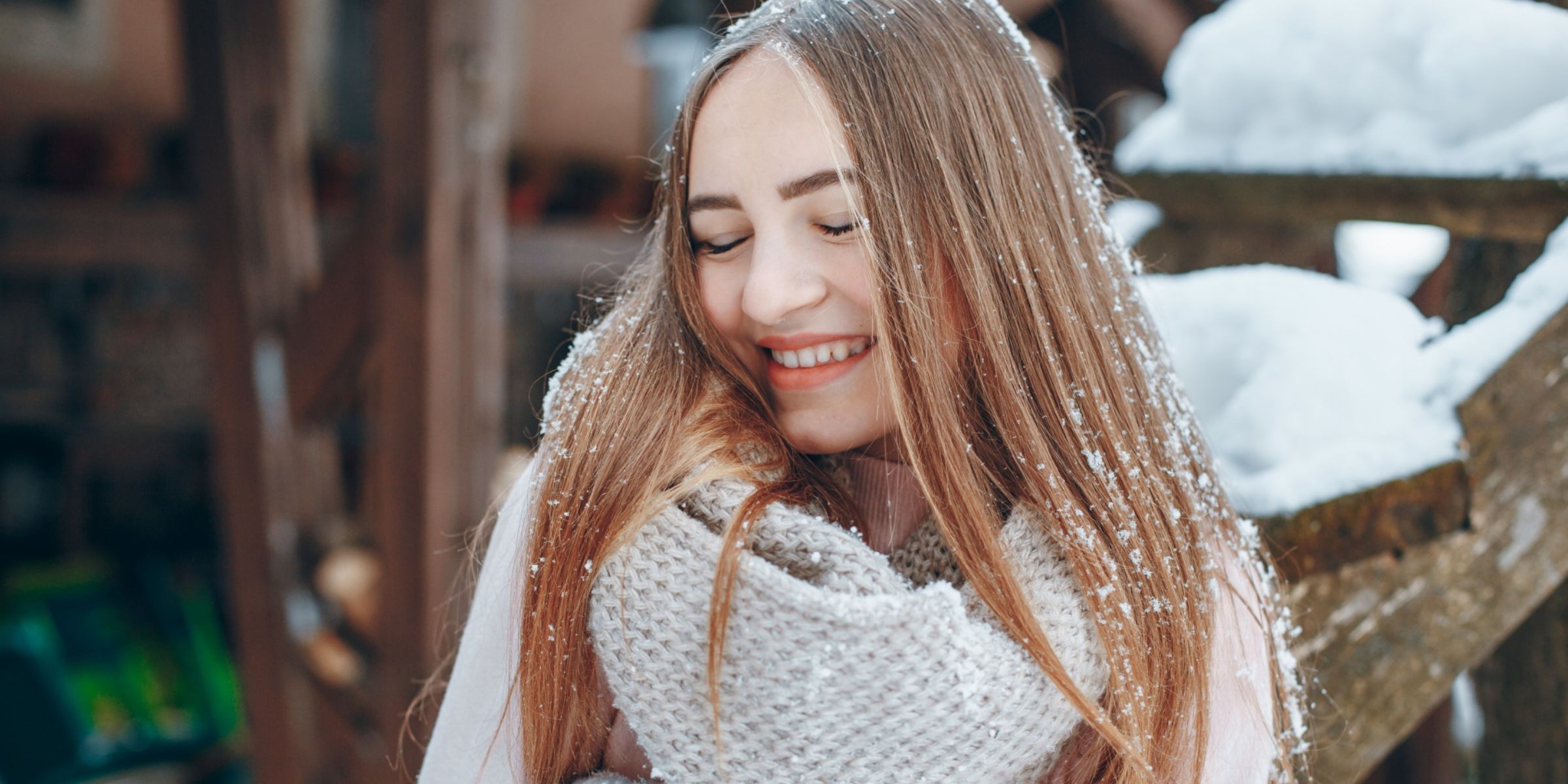 A young woman wearing a scarf | Freepik