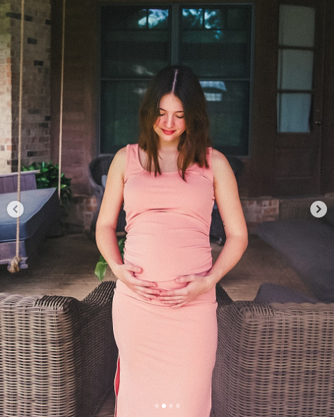Priscilla Robertson cradles her baby bump, dated July 2025 | Source: Instagram/jessicaduckwife