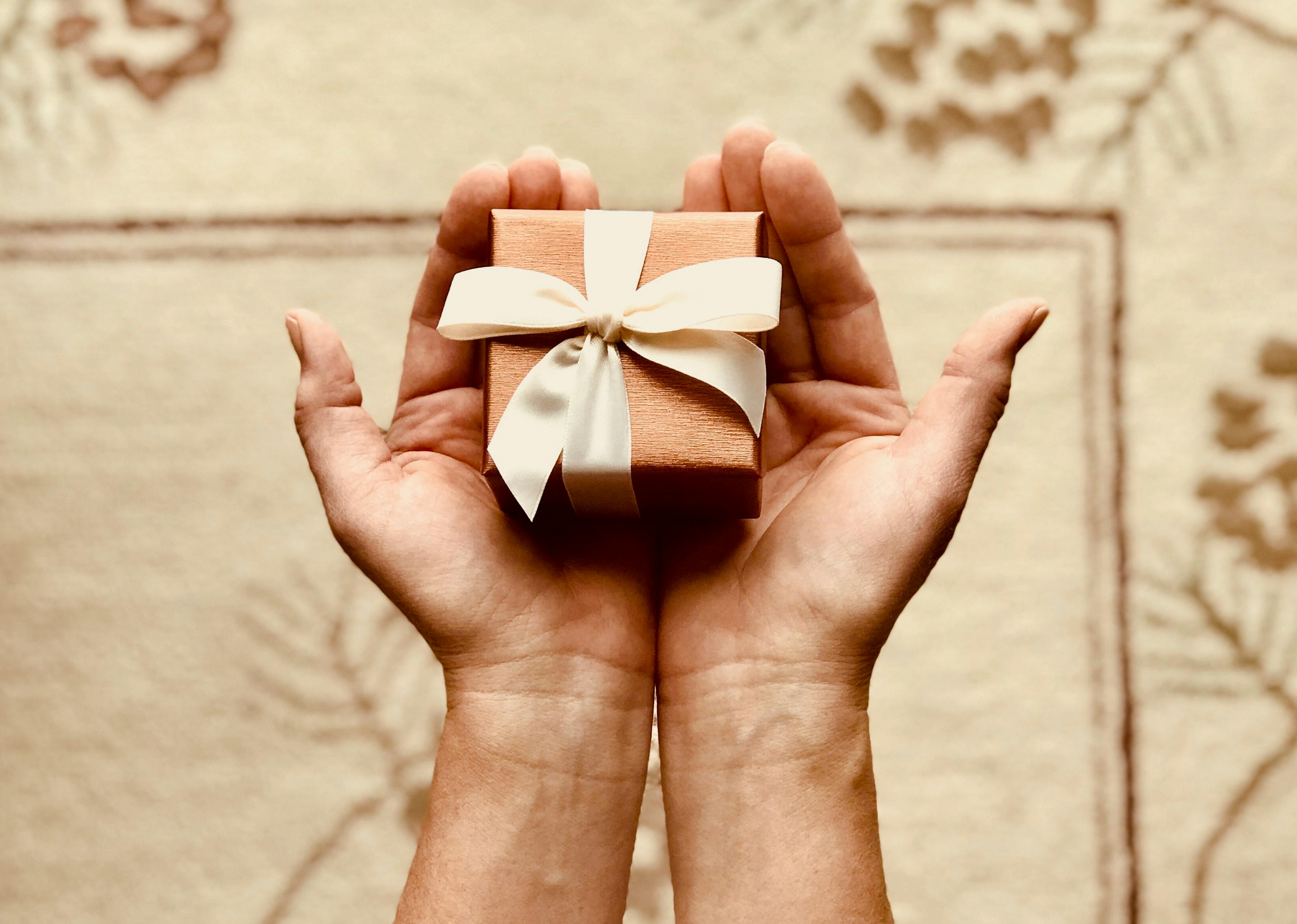 A wrapped gift in hands | Source: Pexels