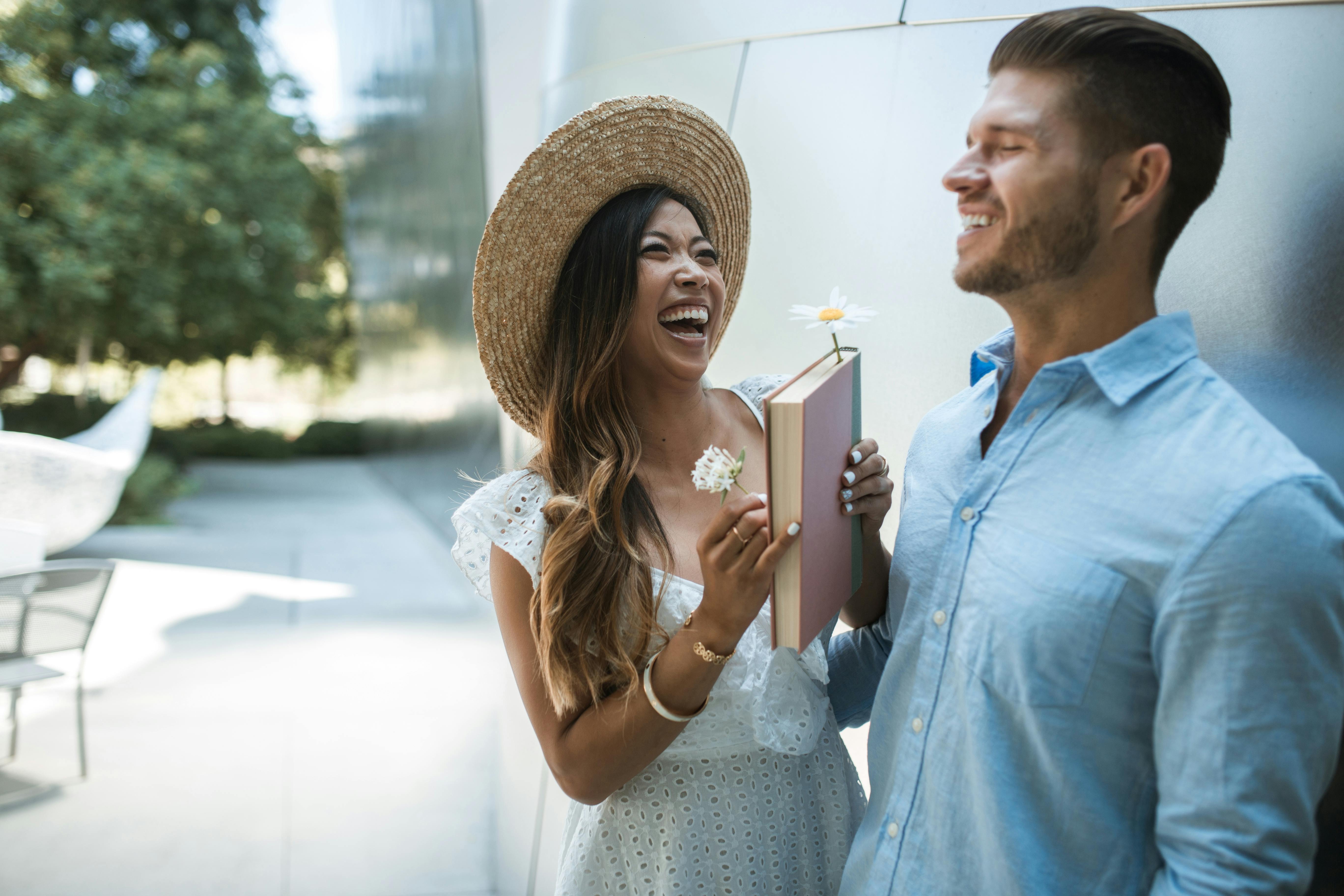 A couple laughing | Source: Pexels