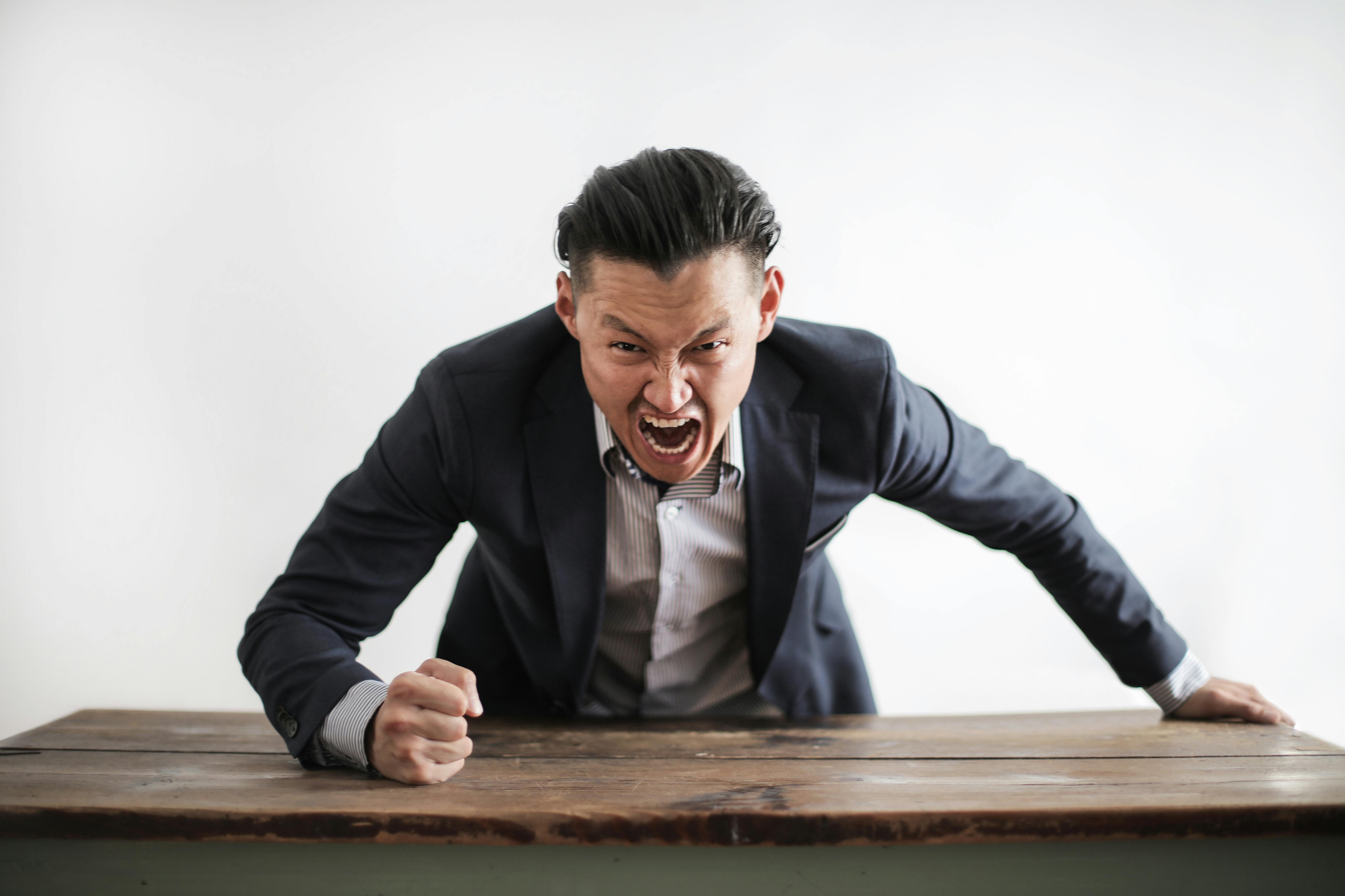 An angry man in a suit | Source: Pexels