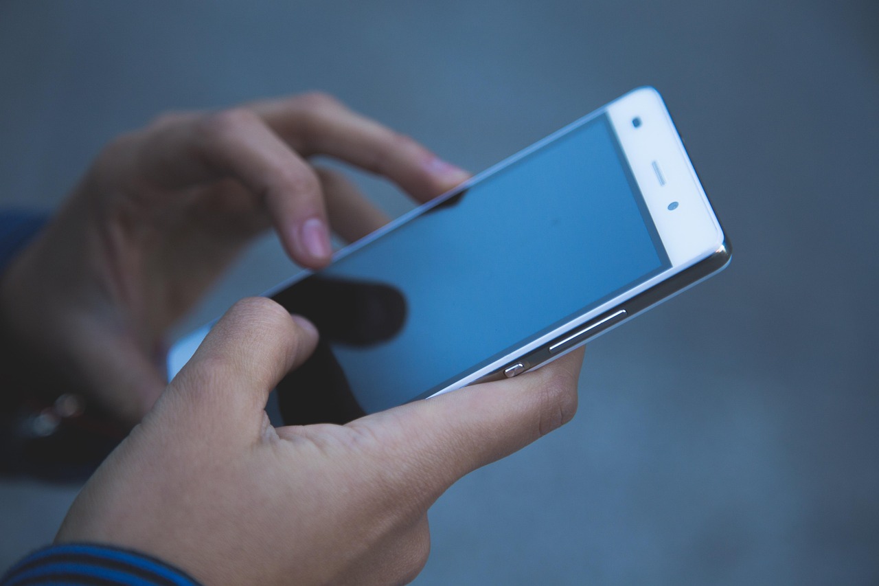 A person holding a phone | Source: Pexels
