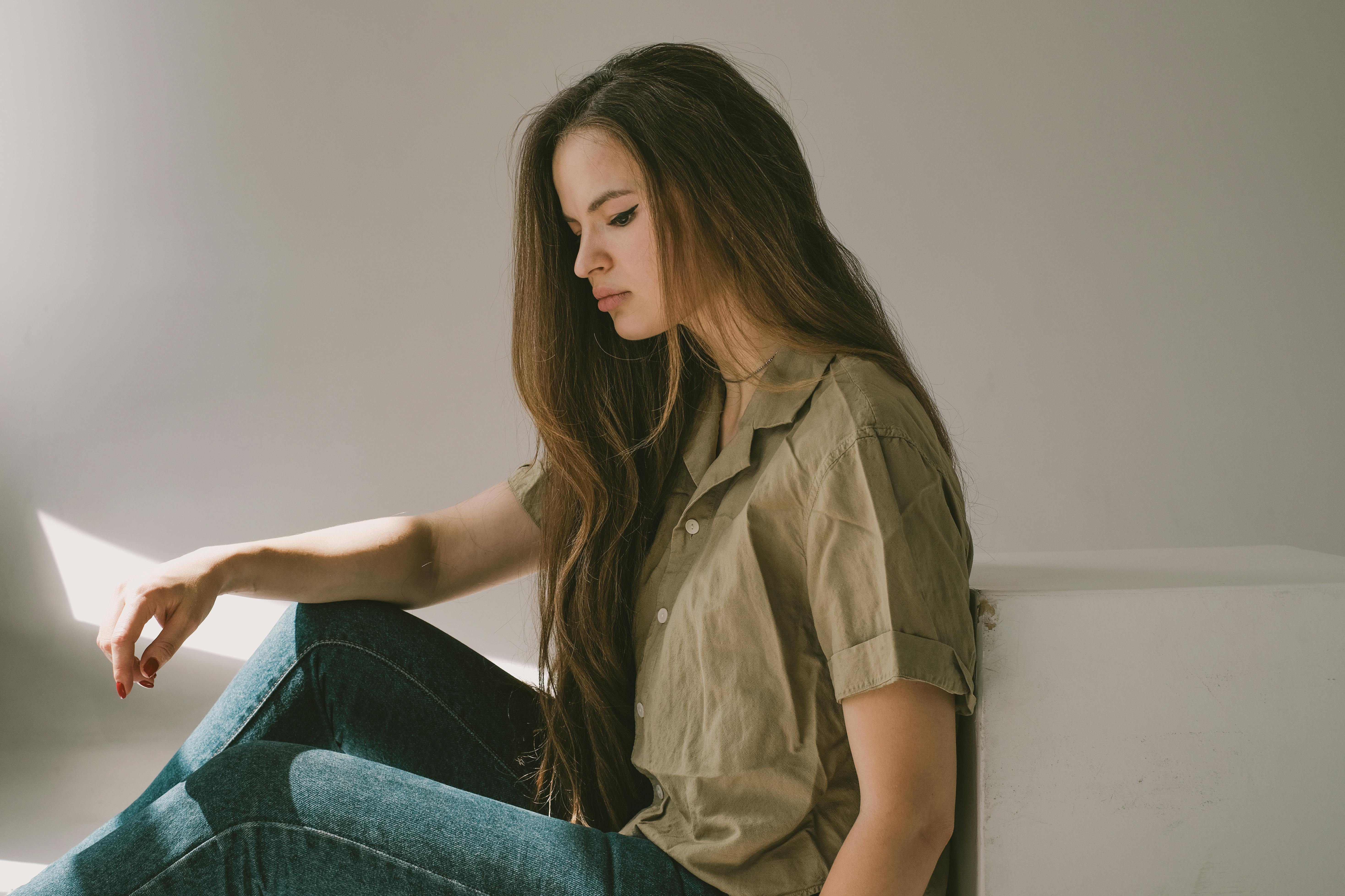 Sad woman sitting on the floor | Source: Pexels