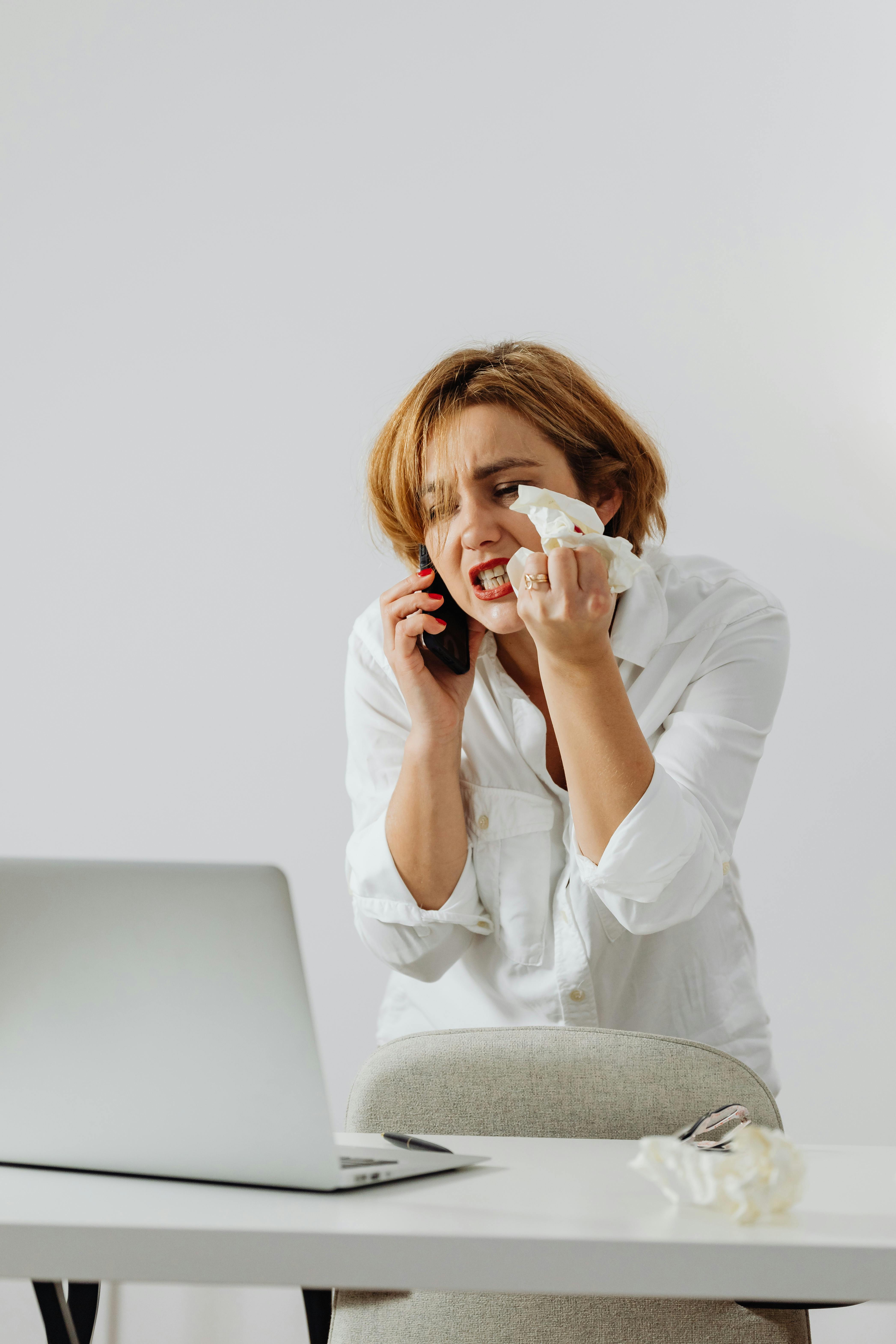 An angry woman on a call | Source: Pexels