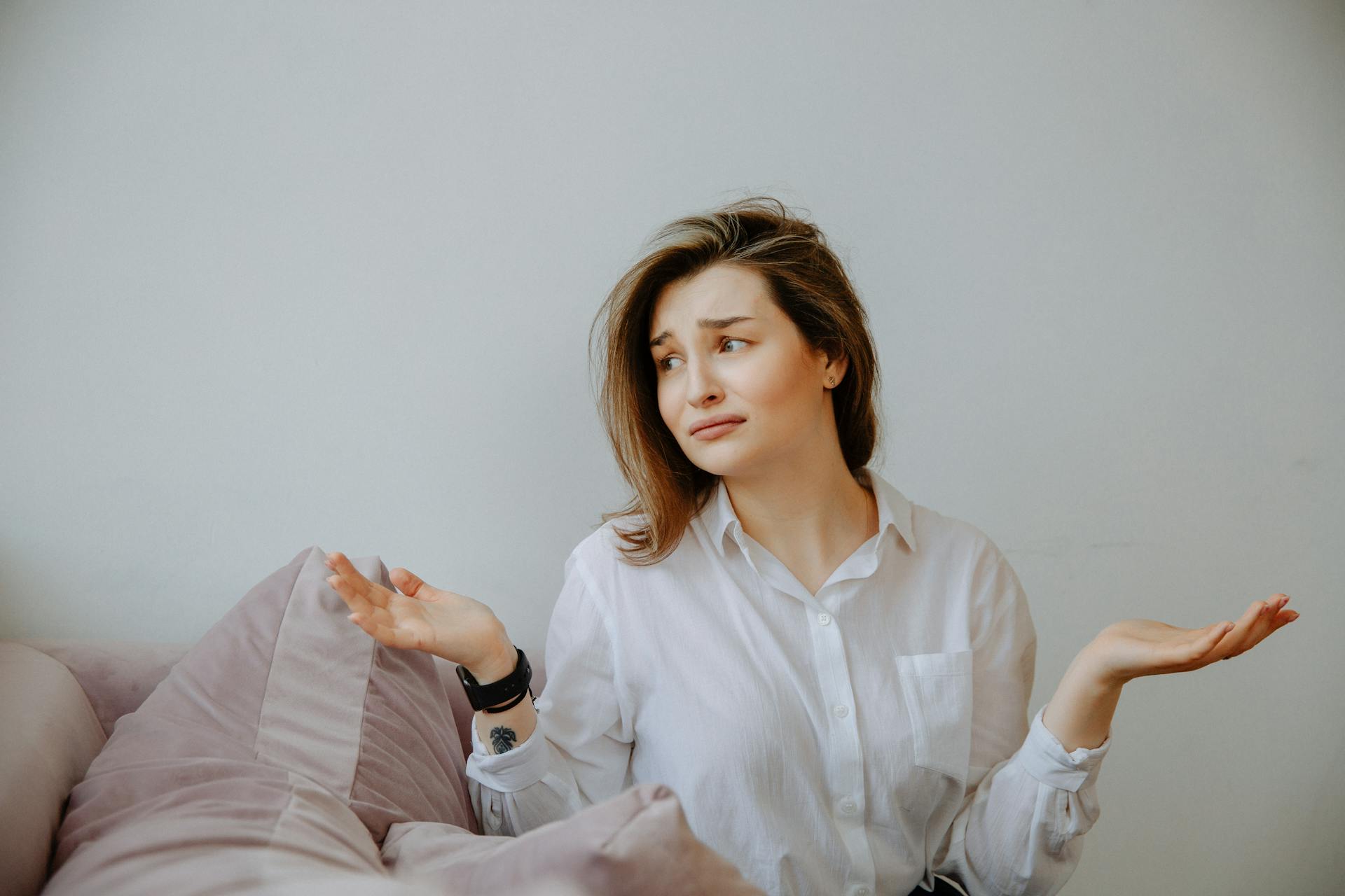 A woman shrugging while looking at someone | Source: Pexels