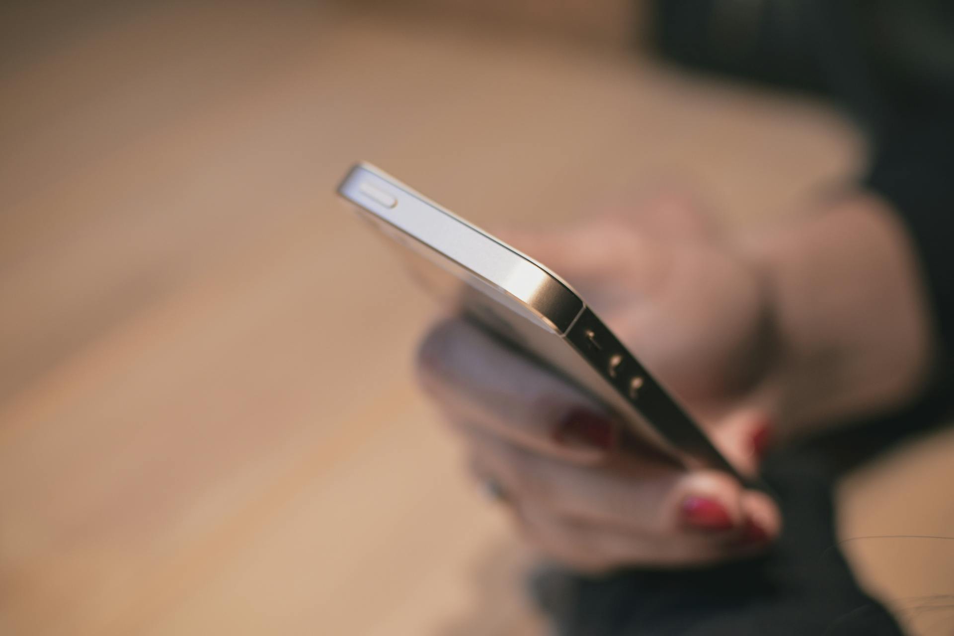 A woman using her phone | Source: Pexels
