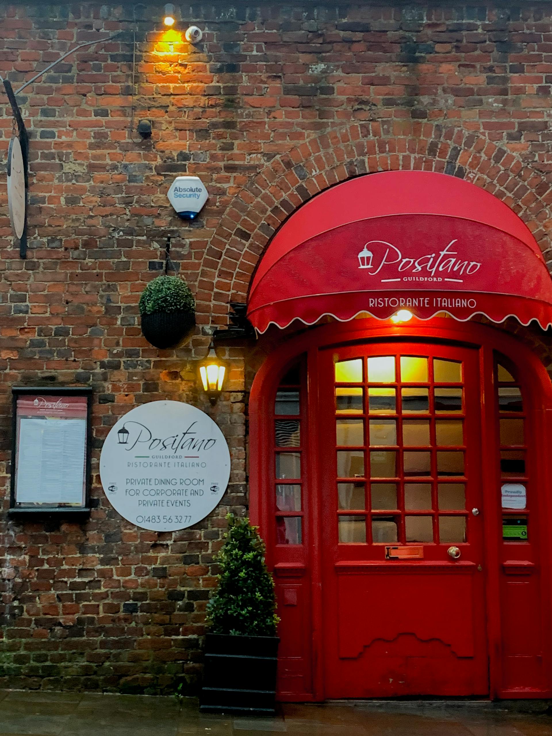 The entrance to a restaurant | Source: Pexels