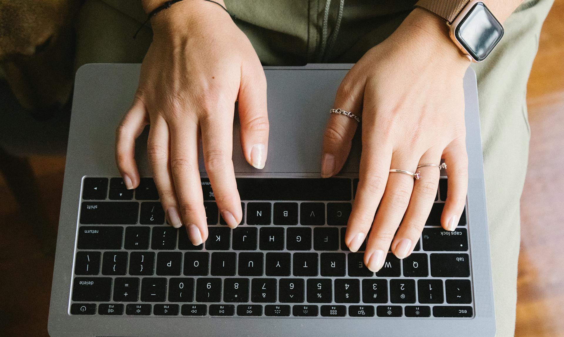 A woman using her laptop | Source: Pexels