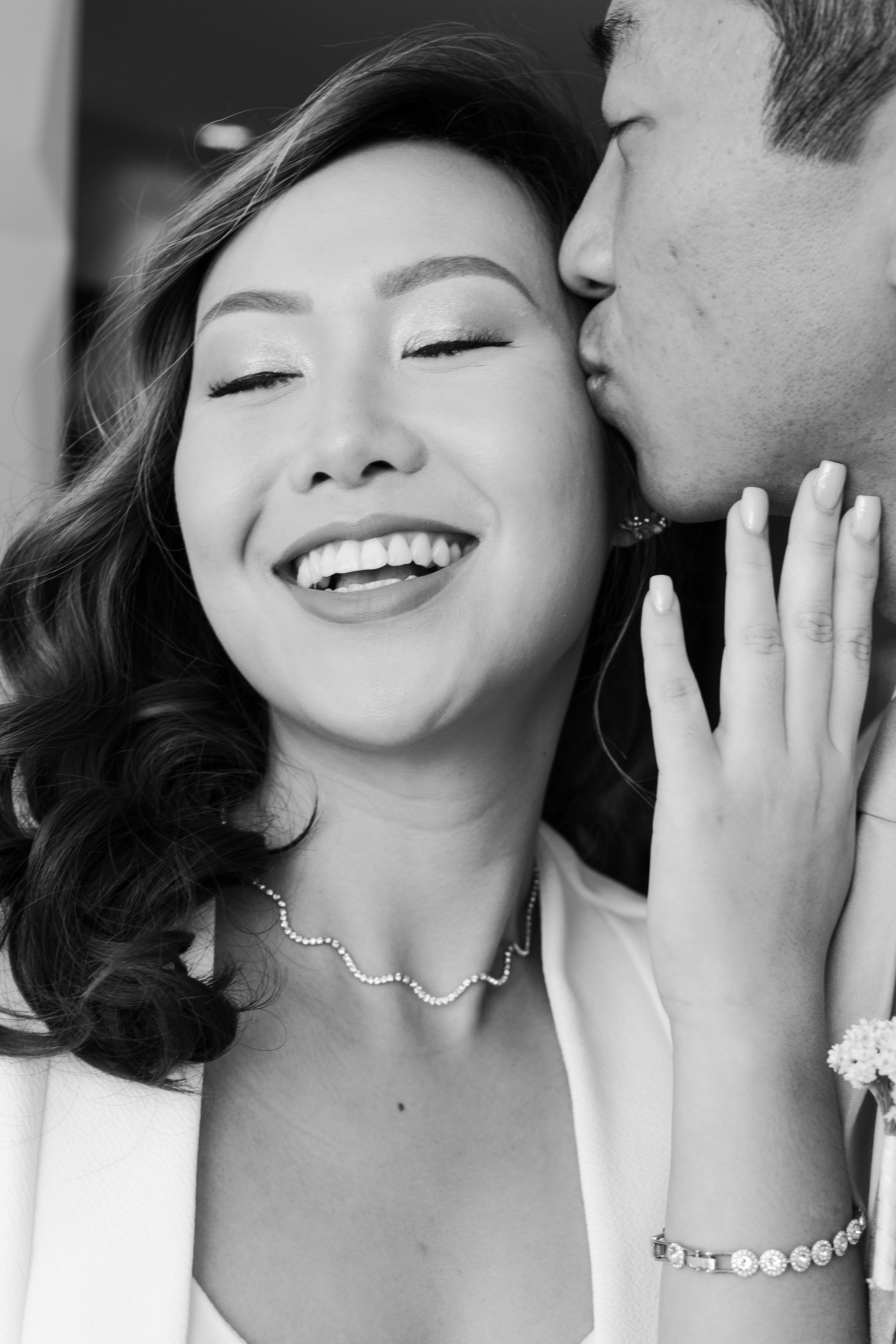 A man giving a woman a kiss | Source: Pexels