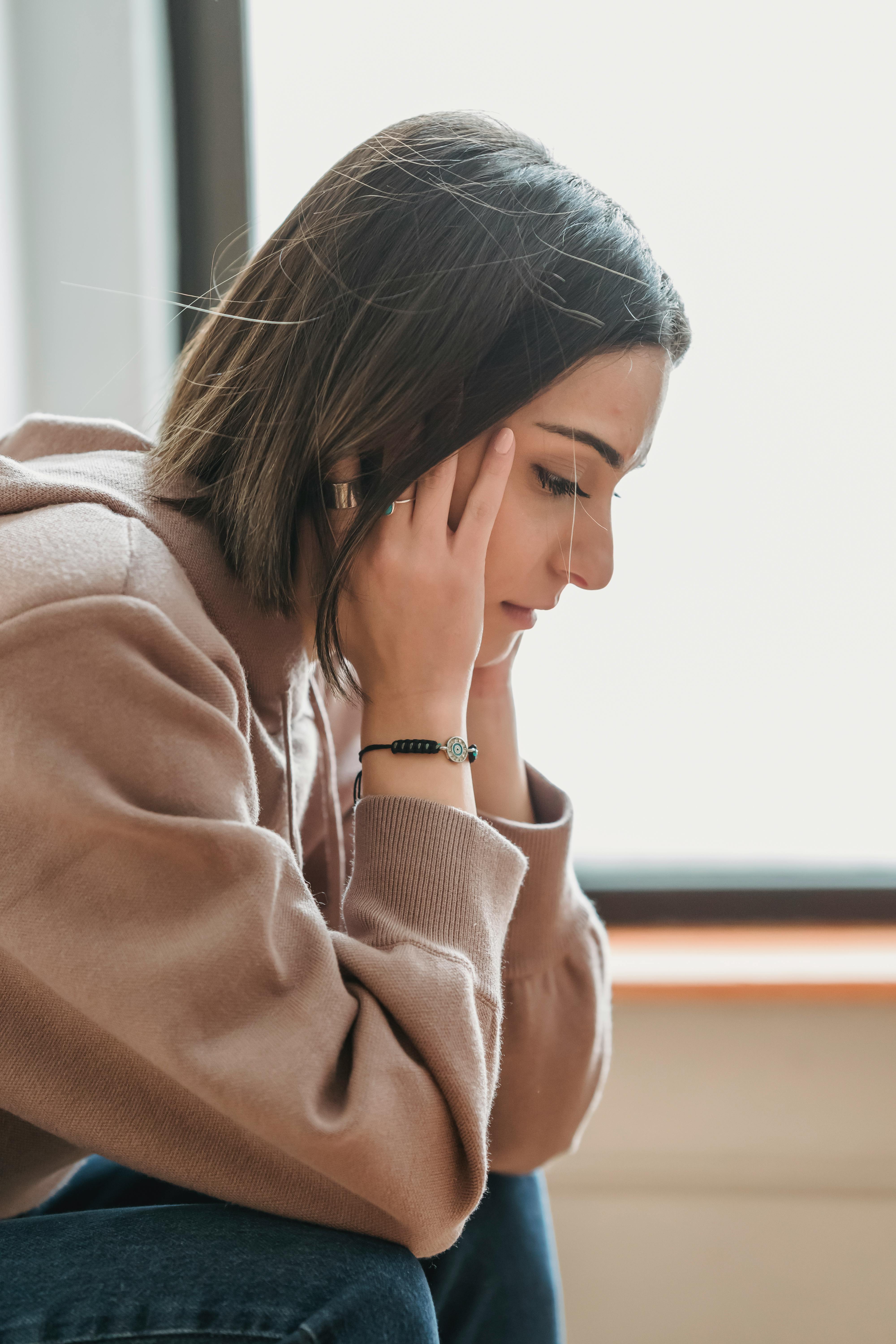 A woman looking down | Source: Pexels