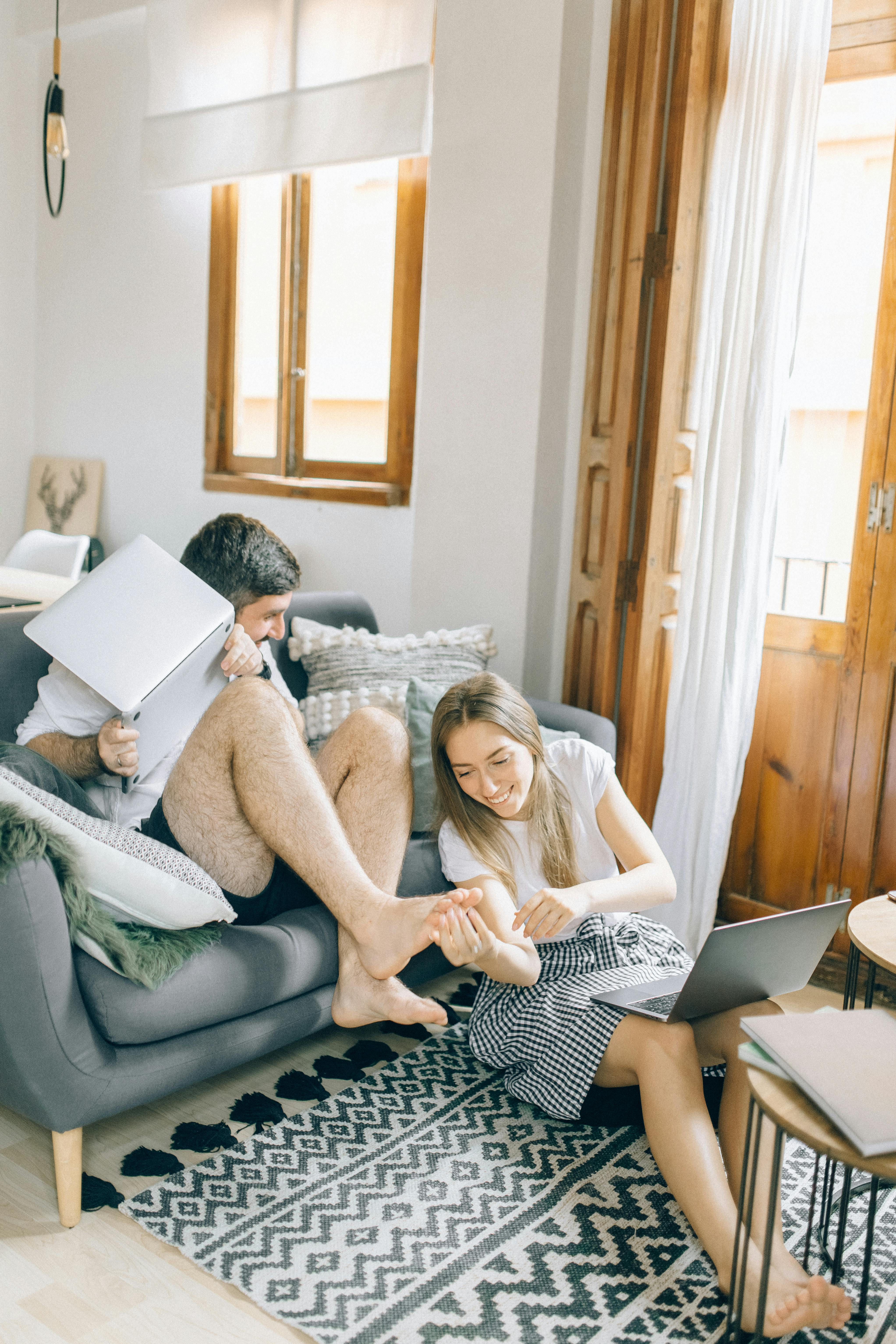 A couple spending time together at home | Source: Pexels