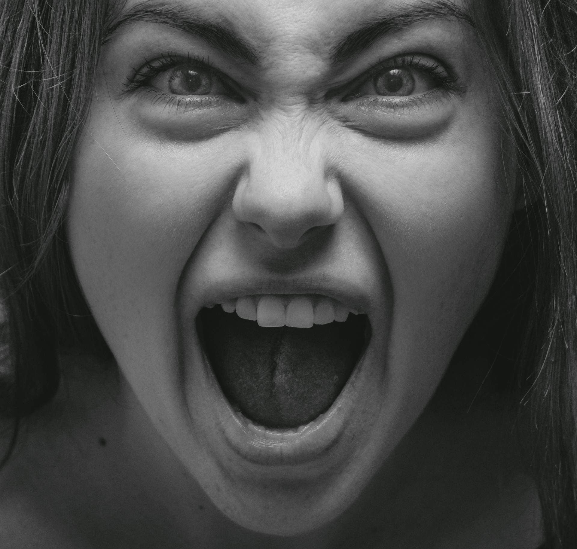 A woman speaking angrily | Source: Pexels