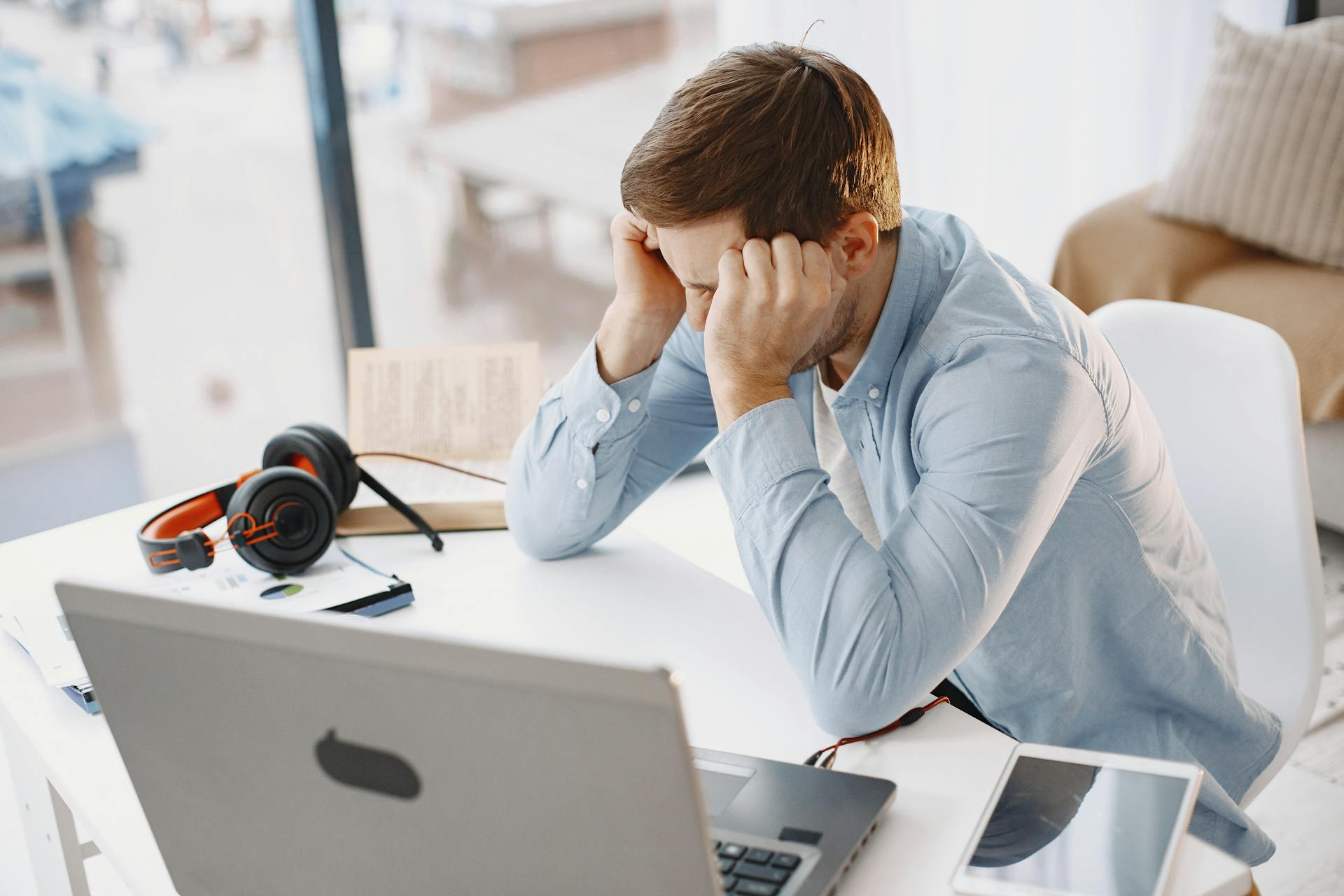 A stressed man in his office | Source: Pexels