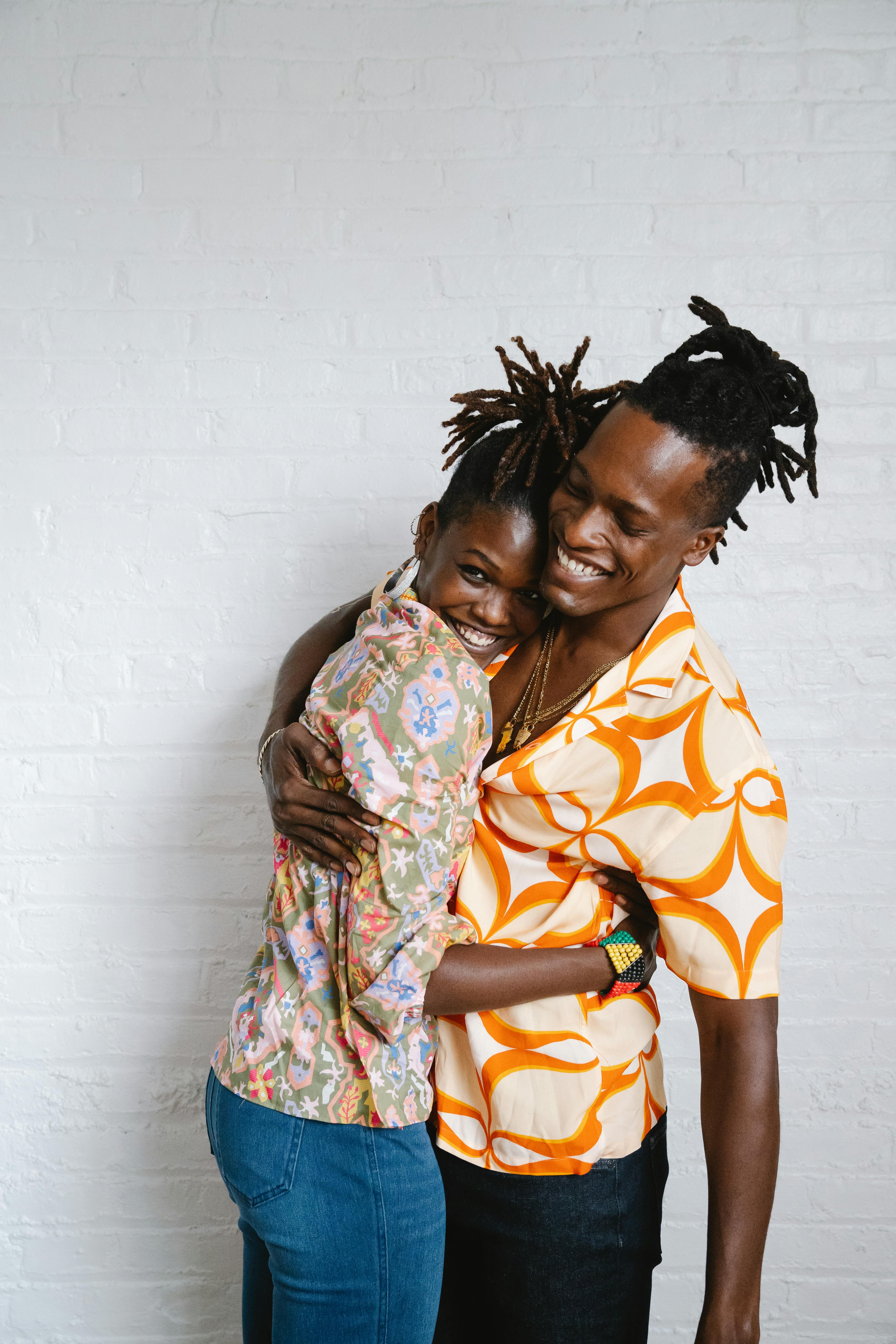 A smiling couple hugging | Source: Pexels
