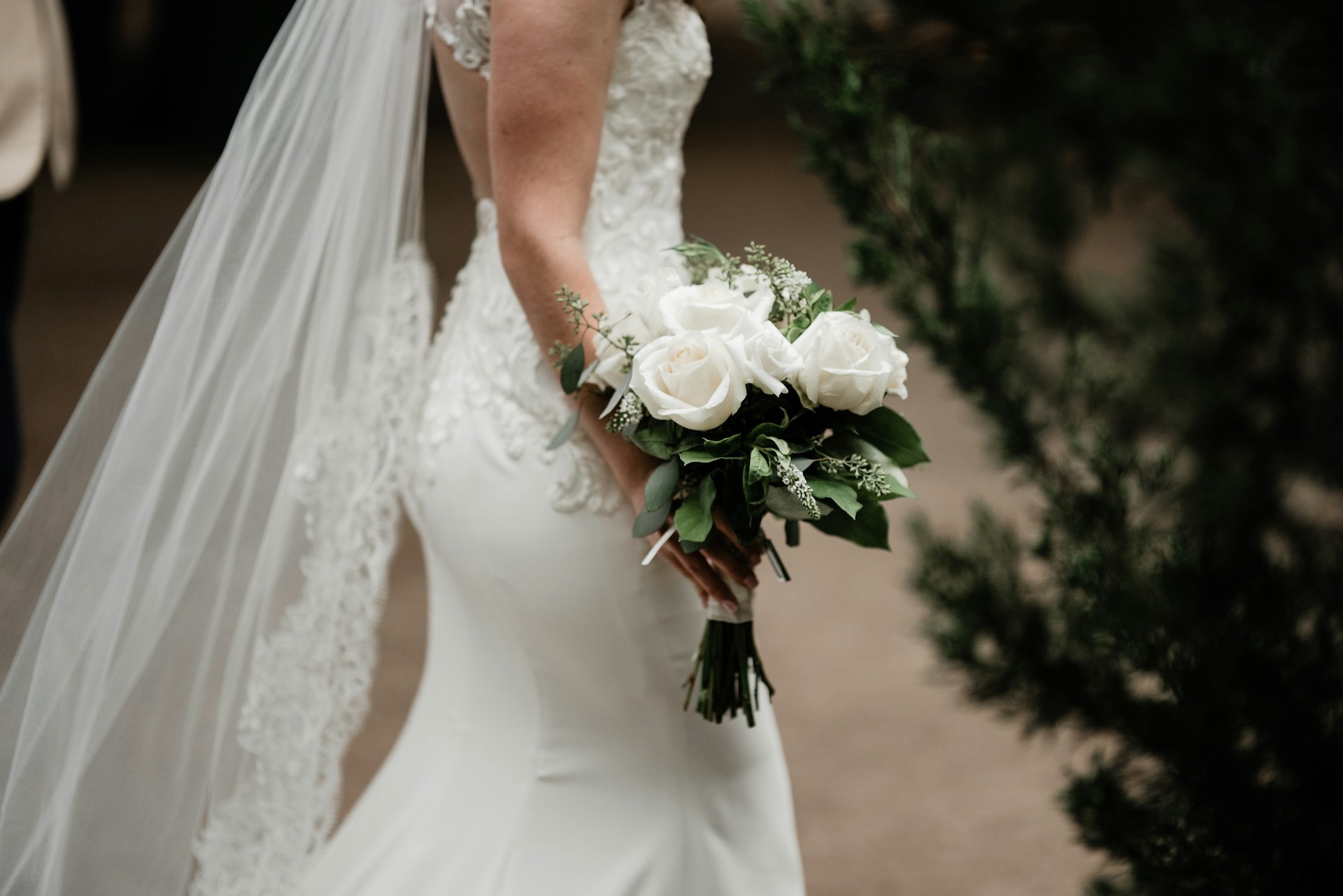 A bride holding flowers | Source: Unsplash