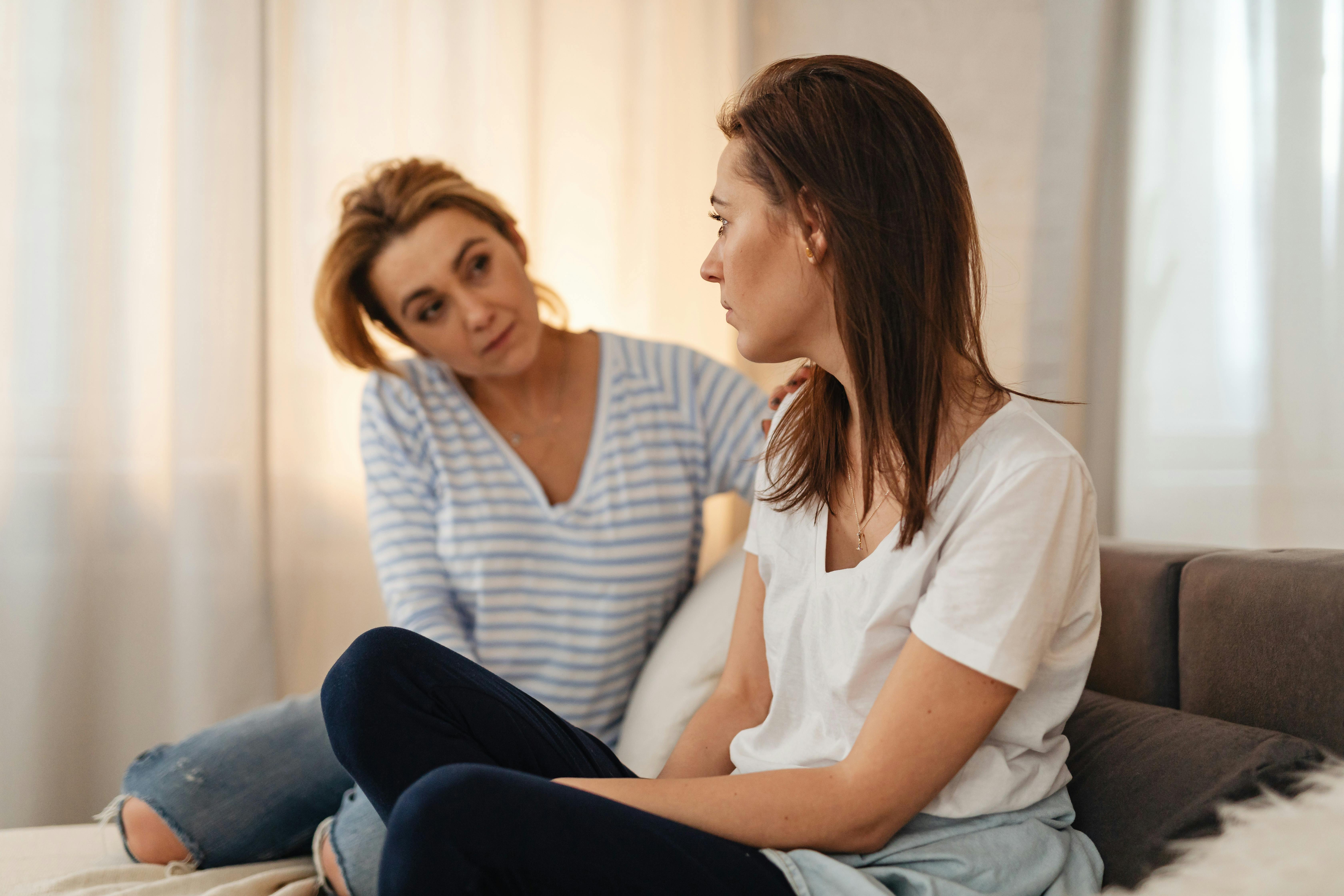 Sisters consoling each other | Source: Pexels