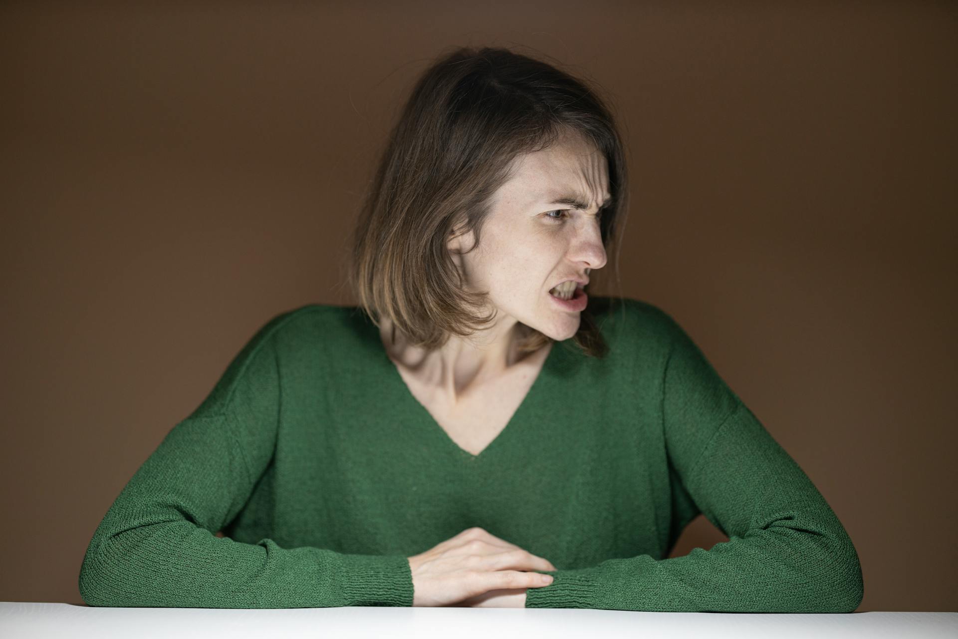 An angry woman looking sideways | Source: Pexels