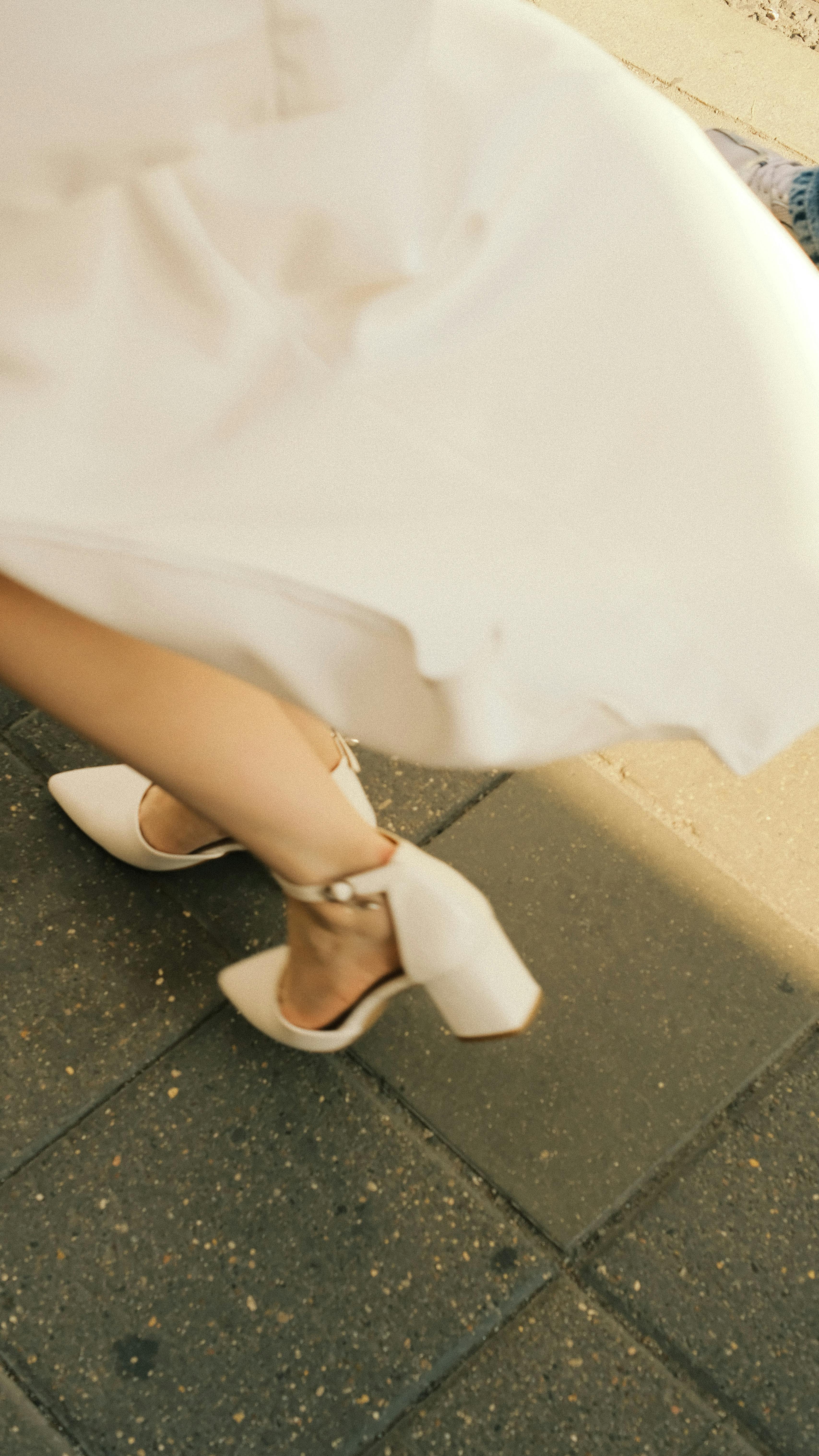 A close-up of a woman walking | Source: Pexels