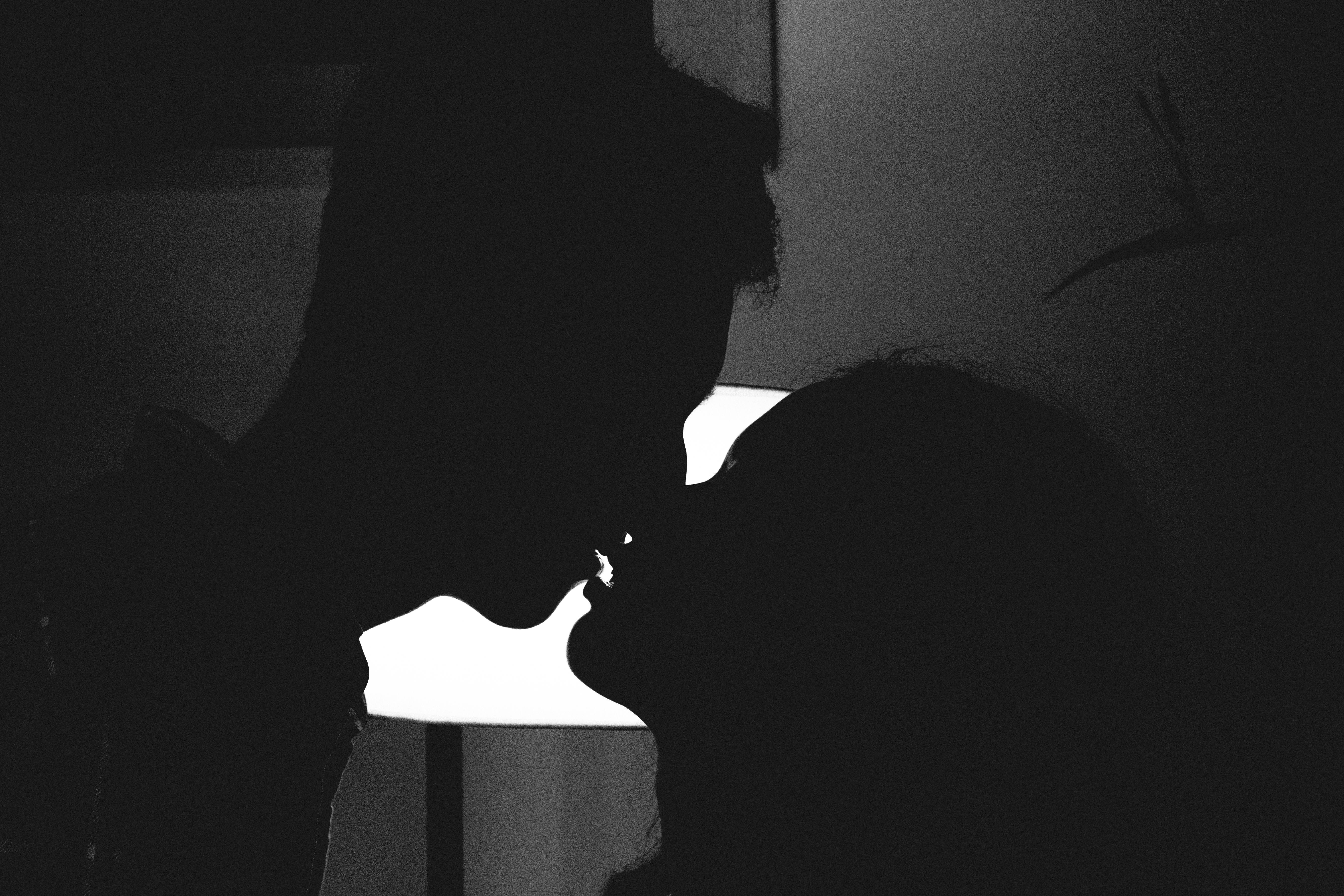 A couple leaning in for a kiss | Source: Pexels