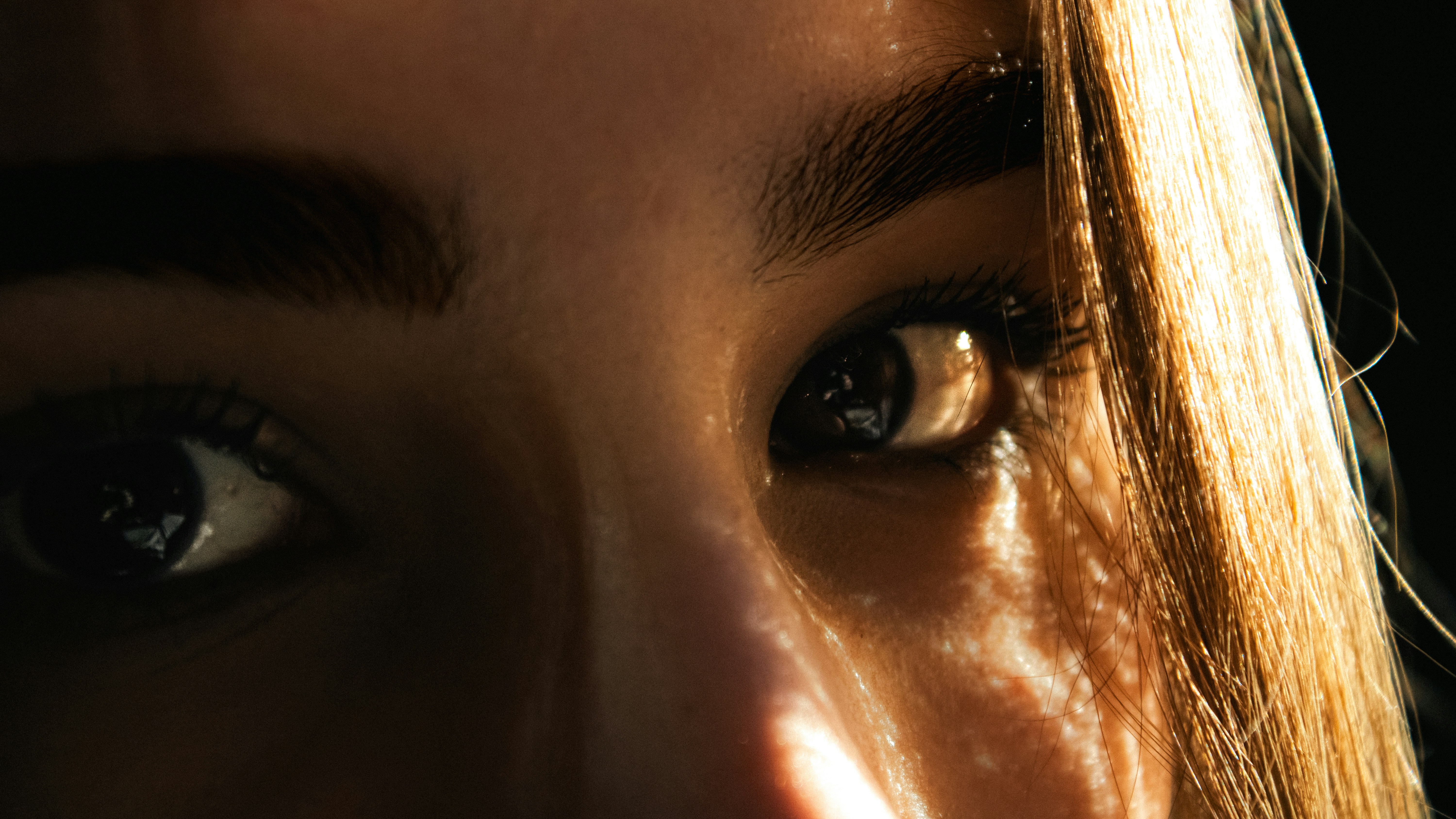 A woman staring at something with wide eyes | Source: Unsplash