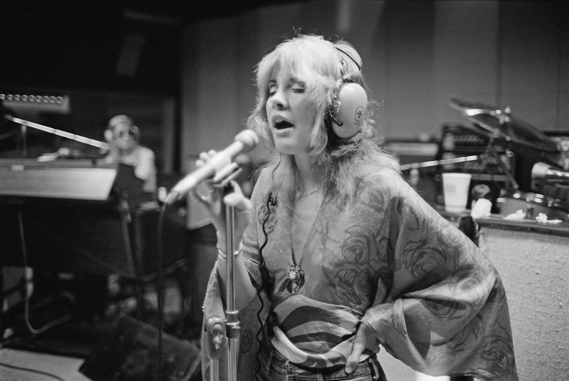Stevie Nicks of British-American rock band Fleetwood Mac in a recording studio on October 1, 1975, in New Haven, Connecticut. | Source: Getty Images