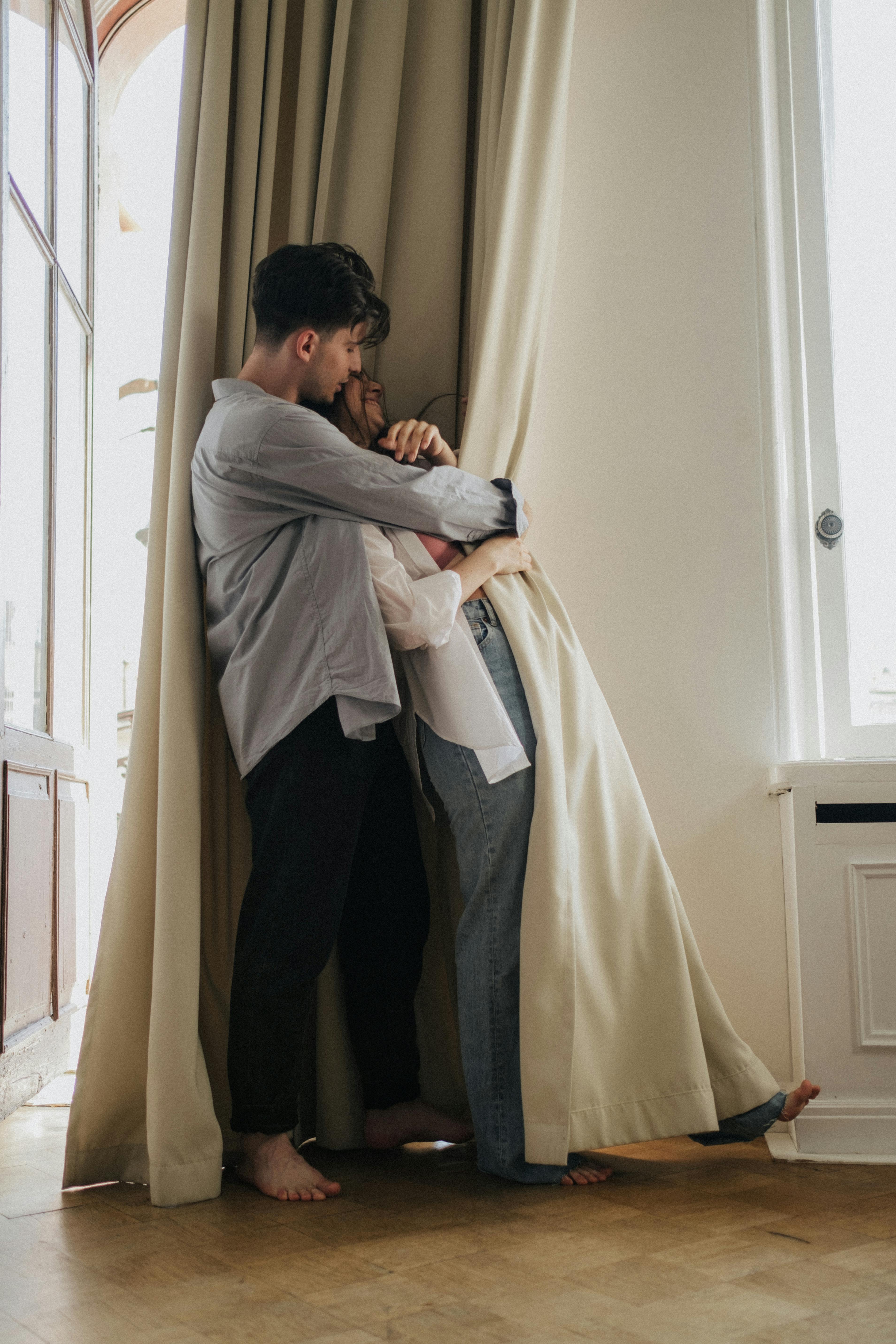 A man with his arms wrapped around a woman | Source: Pexels