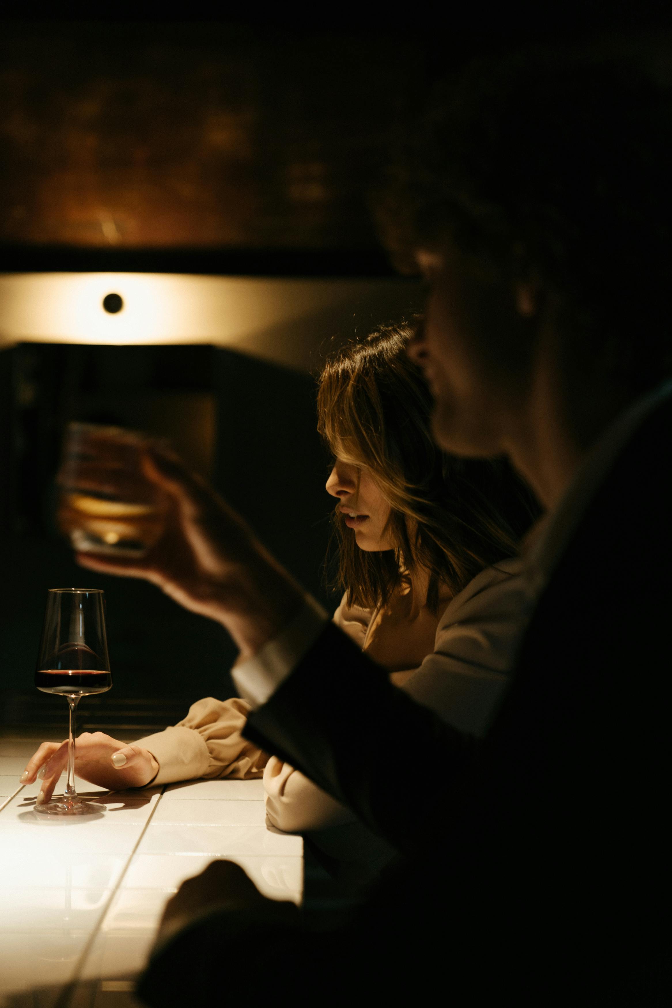 A couple sitting at a restaurant | Source: Pexels